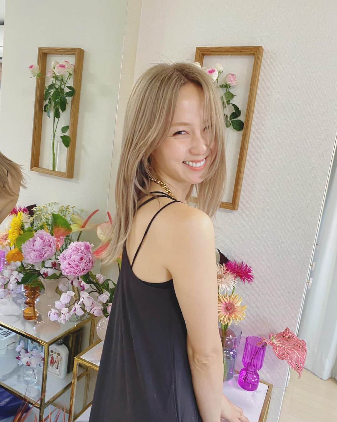 Ami さんのインスタグラム写真 - (Ami Instagram)「New hair color🌼 全頭ブリーチ復活‼︎  YouTubeに、美容院でのオーダー方法や、可愛い巻き方なども詳しく載せました‼︎ URLはストーリーズかプロフィールから、ぜひご覧ください♡♡♡」5月10日 19時09分 - ami_dream05