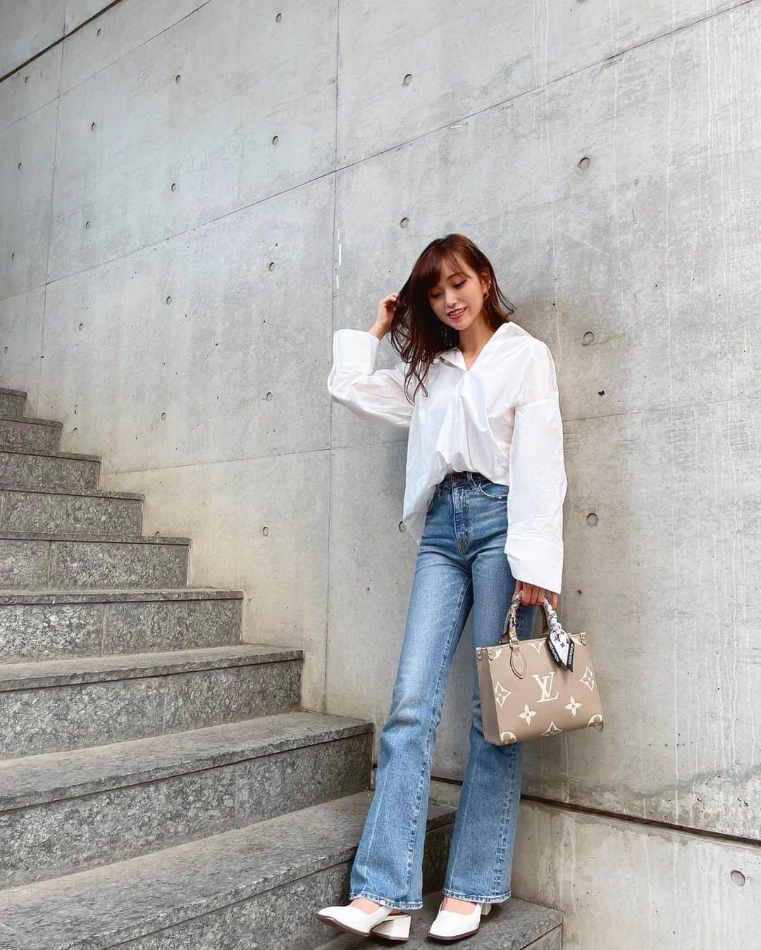 のインスタグラム：「白シャツとデニム👖🤍🤍  カジュアルで爽やかなのもいいね😌🌻💭 シャツの背中は大きく開いてるの❤️  #引地裕美 #モデル #rq #レースクイーン  #UMine  #murua #moussy  #얼스타그램 #照片 #粉我  #ゆうみ服 #패션스타그램 #데일리코디 #패션 #时装」