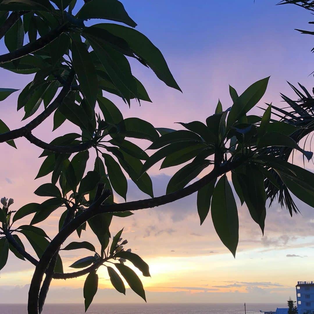 田中律子さんのインスタグラム写真 - (田中律子Instagram)「雷⚡️雨☔️からのー  夕陽が綺麗だった🌞  今そら  今日もおつかれさま💛  #okinawa #okinawalife  #sunset」5月10日 19時17分 - ri2kotanaka
