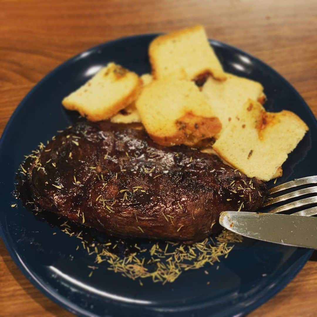 内藤陽子のインスタグラム：「39最後の晩餐は鴨ローストにしました🍽 あとは大好きな白レバーペーストと パテドカンパーニュ🍷 すごい量ですが、お一人様です😞 ニコが習い事で居ない…  #もう ＃40歳  #おひとりさまごはん ＃どんだけ好きなんだ  #パテ」