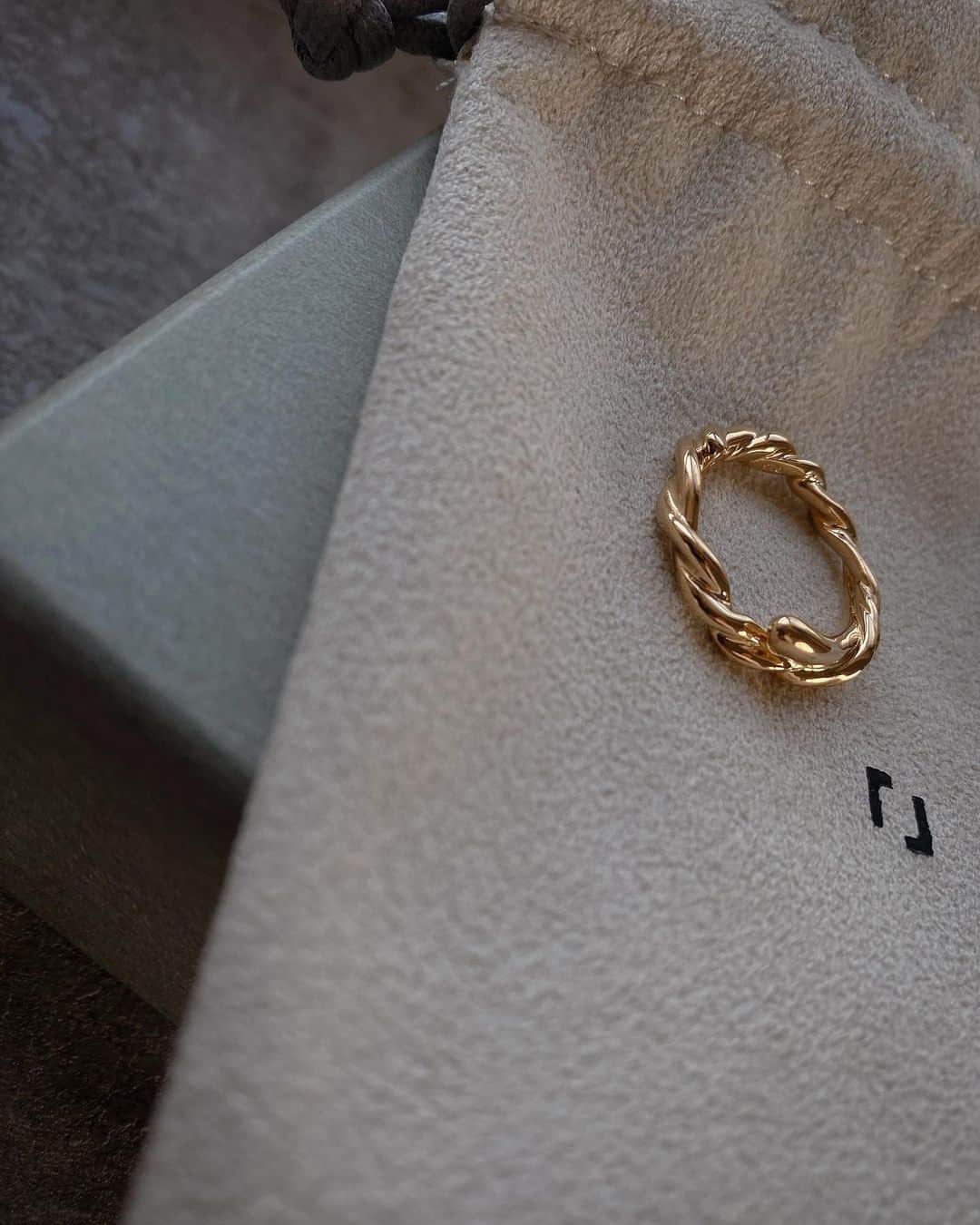 鬼辻麻衣さんのインスタグラム写真 - (鬼辻麻衣Instagram)「最近のお気に入り。  @fauvirame の Roots ring 🌿 シンプルすぎず、主張しすぎず、な このデザインがすごく好き。 これのピアスもあるんやけど可愛くて 狙ってます😏にや」5月10日 19時41分 - kitsumai