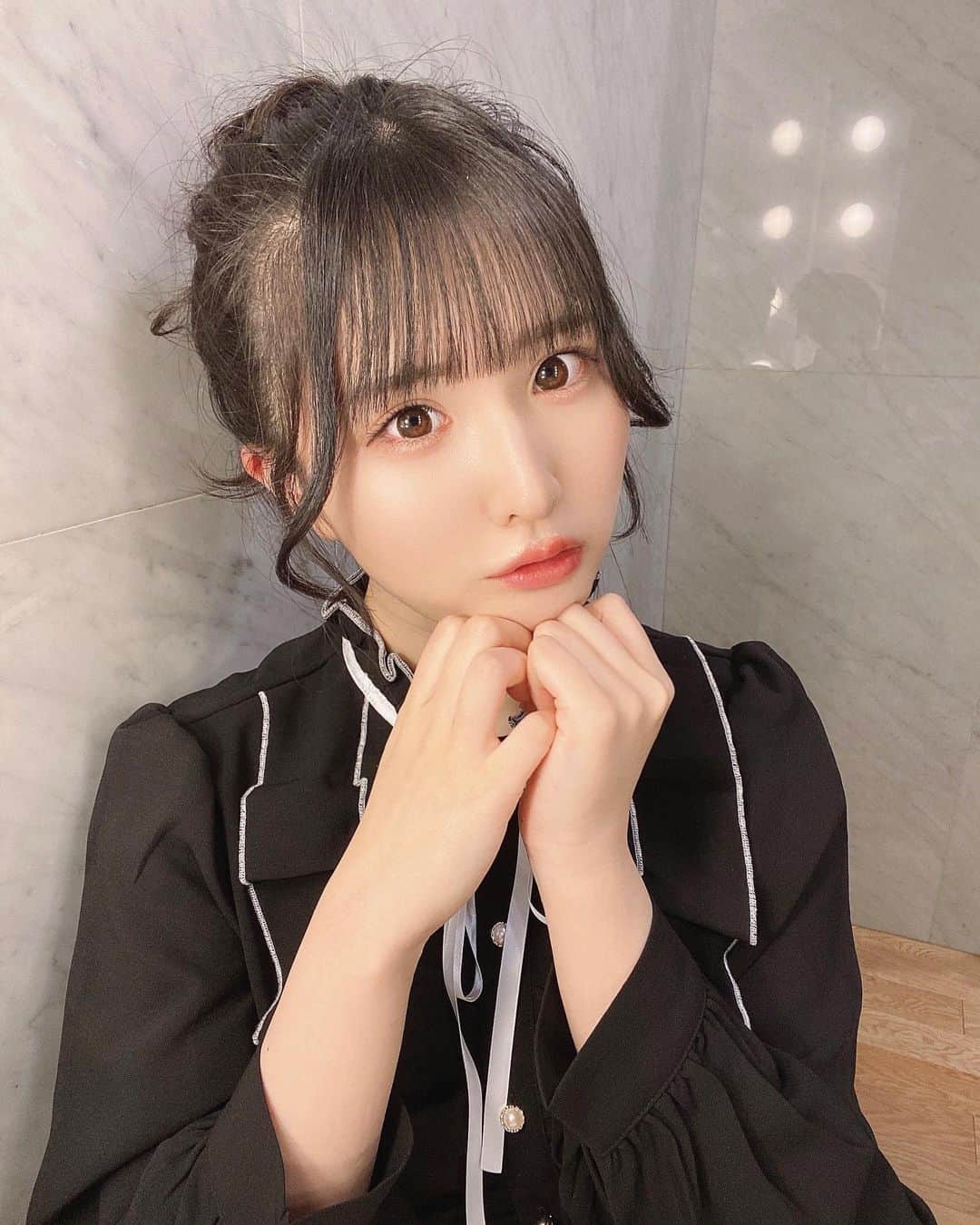 永野恵のインスタグラム：「🖤🤍 . . 久々の系統…？🧸💍 . . #お団子ヘア #おだんごヘア #ヘアアレンジ #ヘアメイク #アイドル #量産型 #量産型コーデ」