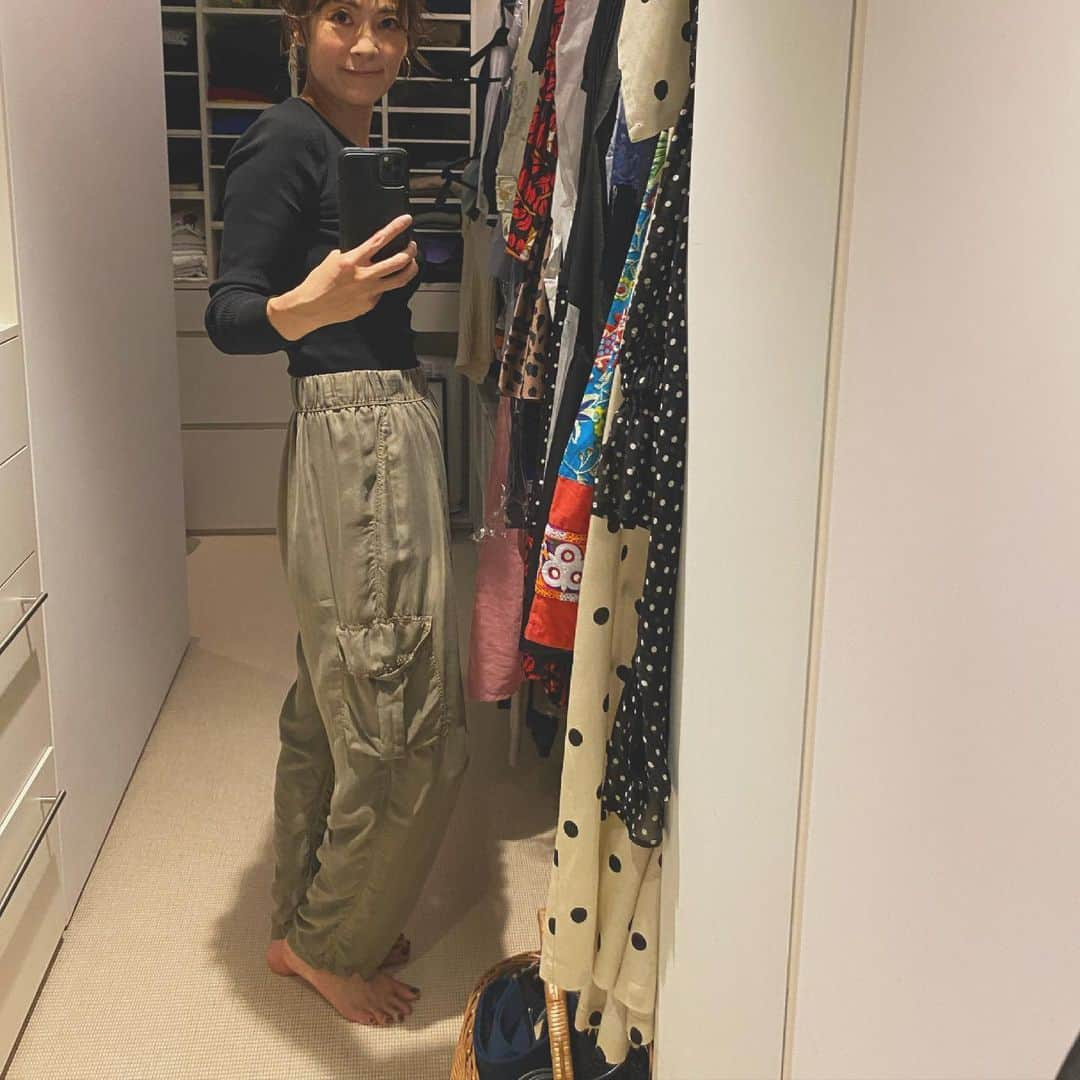 田波涼子さんのインスタグラム写真 - (田波涼子Instagram)「本日、私物撮影でした❤︎  ロケバスでロケへ。それだけで嬉し〜。 しかも素敵なおにぎりと共に。  #仕事  #撮影  #model  #コーディネート  これで大丈夫かな…とずっと心配 #ロケバス  に乗るのいつぶりか⁈  #クローゼット きちんと整理しなきゃだな…」5月10日 19時52分 - ryokotanami.idea