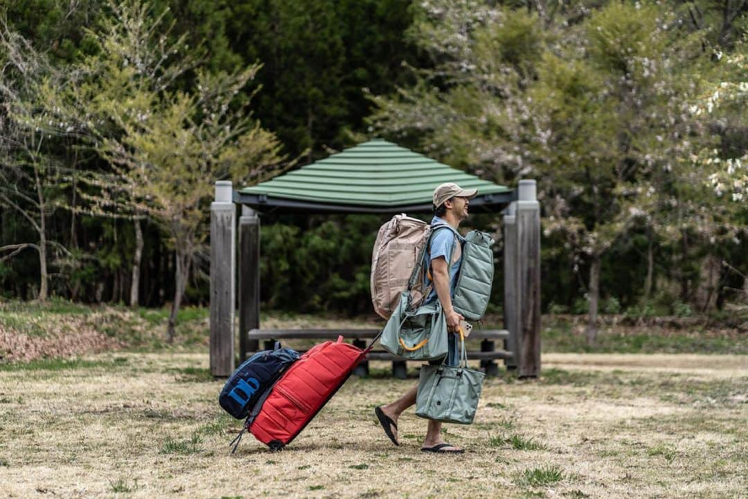 田村幸士のインスタグラム：「『適材適所』  また明日から長旅がはじまります。 といっても仕事なので必要な機材が多すぎて準備するだけでも本当に大変。  コレに必要なアレは、ああいう時に必要だから、こうやって運んでこんな風に取り出したい。  そんな理想が多々出てくる。  でもDbのバッグ達がその多くの要望に驚くほど応えてくれる。  バッグ選びって想像以上に重要で、適材適所に理想通りパッキングできると旅も仕事もスムーズに、だから楽しく満喫できる。  Dbだったら理想のバッグが見つかるはず。 . . . . . . . . @dbjourney_japan @dbjourney  #dbjourney #dbtravel #travelbag #travelbags #traveljapan #skilife #travelholic #bagpack #packing #outdoorstyle #backpackinglife #outdoorslife #campgear #salomonski #salomon #campinglove #skitrip #skitravel #sagegreen #dbジャーニー #バックパック #バッグ好き #旅が好き #アウトドア用品 #スキー #スキー好きな人と繋がりたい #バックカントリー #旅行写真 #パッキング #旅が好きな人と繋がりたい」