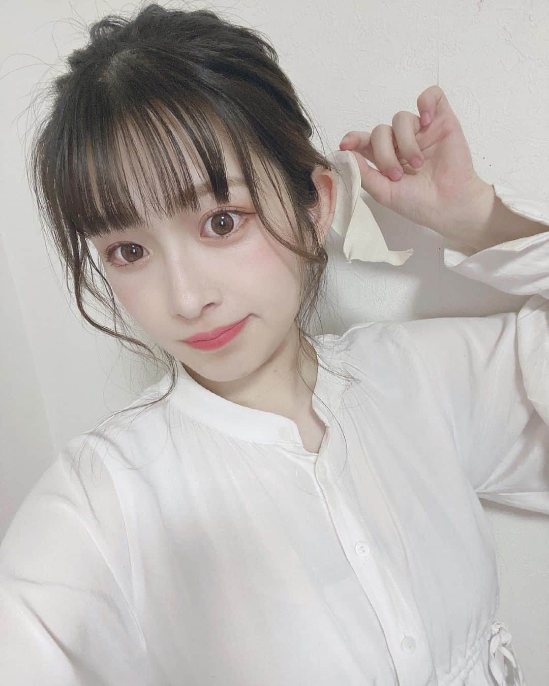 青木菜花のインスタグラム：「.﻿ .﻿ たまには自撮りも🌷﻿ .﻿ . #セルフィー #ピンクメイク #リボンアレンジ」