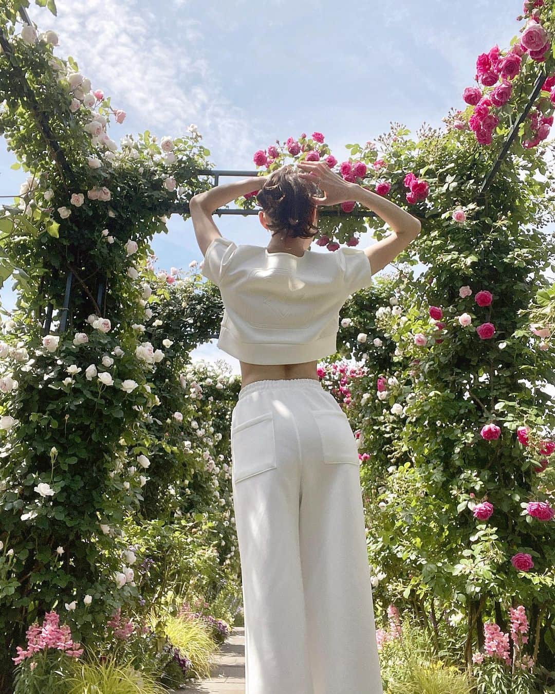瀬名ひなののインスタグラム：「love this outfit👟 #meltthelady」