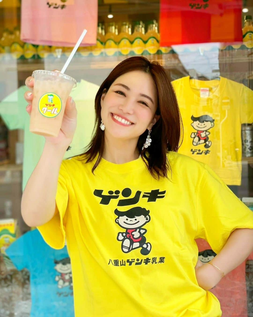 石井里奈さんのインスタグラム写真 - (石井里奈Instagram)「こんばんは🍋 今日はイエローづくし🧡笑 . 石垣島で長年愛されている乳酸菌ドリンク、八重山ゲンキ乳業さんのゲンキクール✨ . 石垣島のあちこちでみて気になってたドリンク✨❤️  ゲンキくんはご当地キャラクター⭐️ @ishigaki.sakaisyoten でゲットしました✌️ . せっかく飲むならTシャツもお土産に🧡笑　いろんなカラーあったけどやっぱり元気が出るイエローにしたよ⭐️（めっちゃ観光客ぽいけど笑） . スッキリした甘さで美味しい🧡 乳酸菌飲料で氷入れて飲むのも新鮮！とってもおいしかったです🥰 . 他にも色々グッズあったからもしお土産悩んでる方いたらぜひ立ち寄って見てくださいね💕 . 今日もお疲れ様でした❤ . #りなまるグルメ #石垣島 #石垣島旅行 #石垣島グルメ #ishigakiisland #ishigaki #沖縄 #沖縄県 #八重山 #八重山諸島 #八重山ゲンキ乳業 #ご当地グルメ #グルメ旅 #yellow #黄色 #元気 #happy #tシャツ #tシャツコーデ #yellowmonday #乳酸菌 #お土産 #okinawa #インスタ映え #インスタ映えスポット #photogenic #フォトジェニック #タビジョ #イエロー #ご当地キャラ」5月10日 20時04分 - ri7tin1025