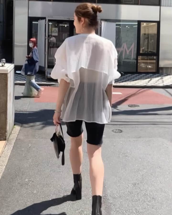 mina hinokuchiのインスタグラム：「. ラッフルシャツのヒラヒラを伝えたくて ただ歩いてるだけの動画☀︎  まだまだモノトーンも気分♡  (撮影時のみ、マスク外しています) #whoswhochico #salonbychico #フーズフーチコ」