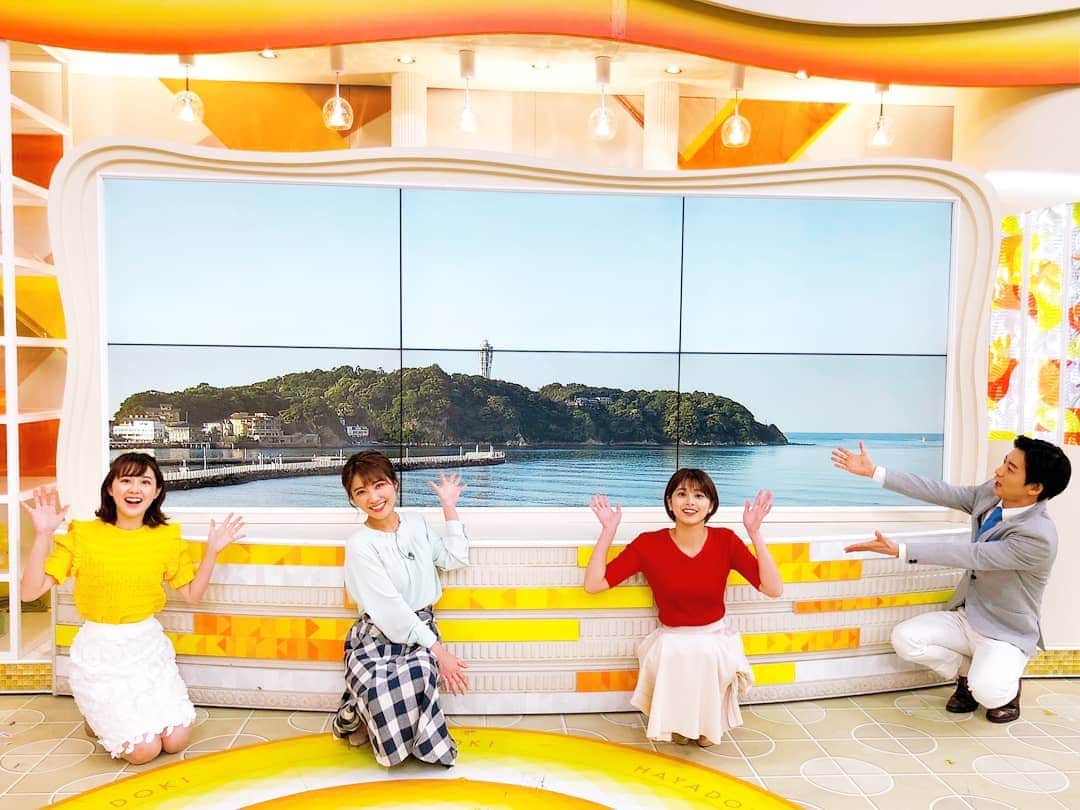 TBS「はやドキ！」のインスタグラム：「ピカーっと晴れた江ノ島をバックに☀️ 見ているだけで気持ち良いですね！  今週もがんばりましょ〜！  若林  #月曜日 #山本匠晃 #若林有子 #山本里咲 #アナウンサー #久保井朝美 #気象予報士 #はやドキ #tbs」