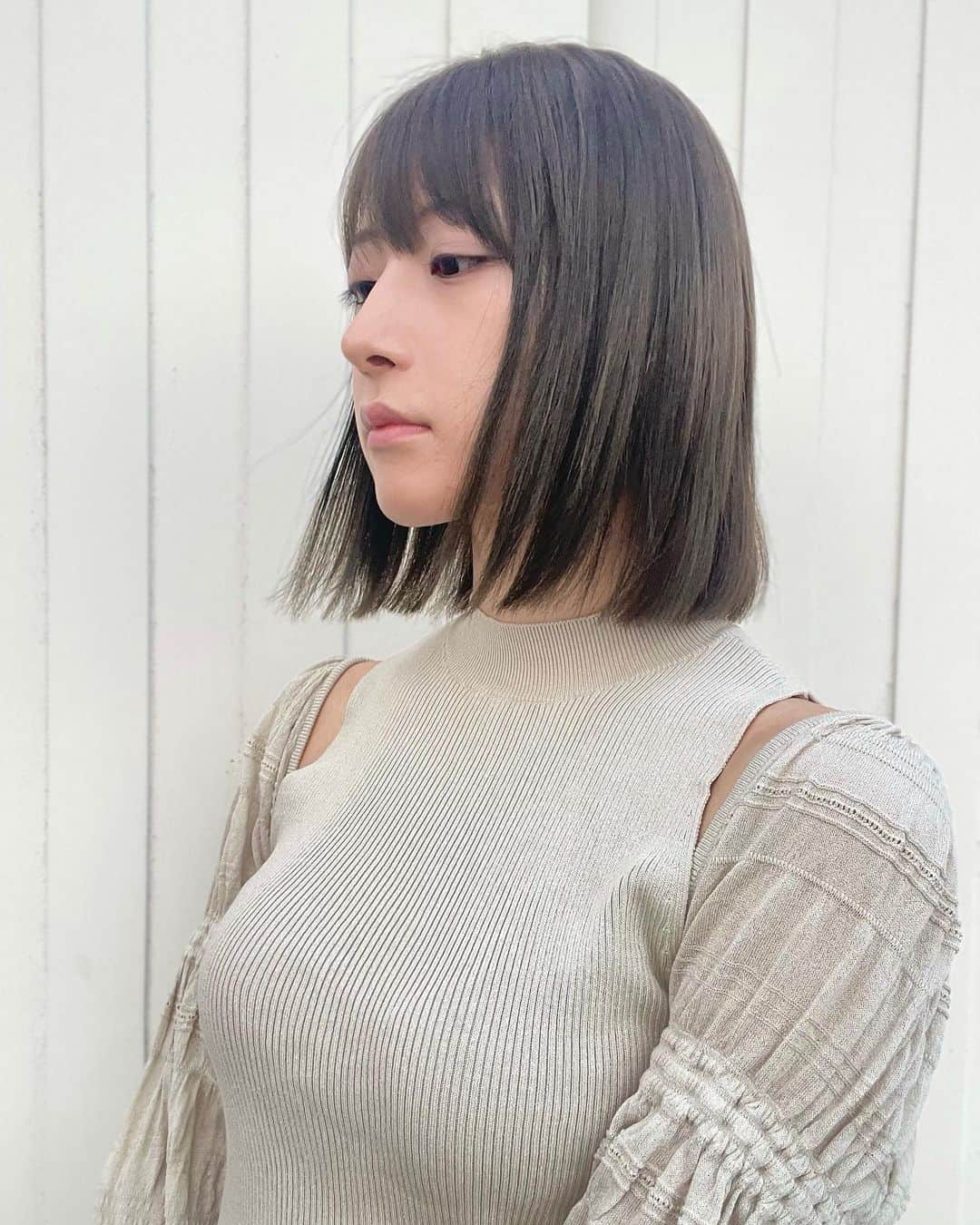 山崎あみさんのインスタグラム写真 - (山崎あみInstagram)「⠀ ⠀ 安定の @roi_salon の あじさんに 素敵な髪色にしていただきました🪄 （3枚目近くてごめんなさい） ⠀ 光によって色が変わるのが お気に入り🤍伝わるかな？  赤みが出やすい髪質だけど しっかりと抑えられてて有難い、、 ⠀ カットも軽くしていただいて もうミディアムから抜けだけません、、 ⠀ #roi #ヘアカラー」5月10日 20時11分 - __ami.yamazaki__