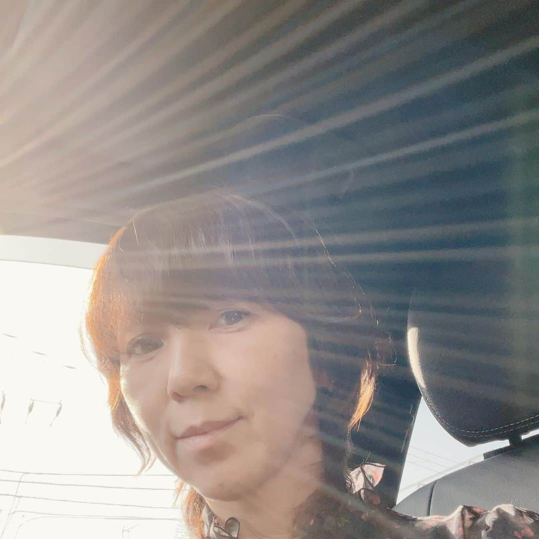 渡辺満里奈さんのインスタグラム写真 - (渡辺満里奈Instagram)「☆ ひとりの車内、大好き😁❤️  マスクつけなくていいし 爆音で音楽聴けるし 思いきり歌える🤎 （歌うときはマスクしてた方が、止まった時に周りの目が気にならないけど😂）  この季節の、夕方に差しかかるなんとも言えない懐かしい空気とか光とか、じっくりと味わえる。  車の種類には興味ないんだけど 運転の疾走感が好き。  だから子どもたちの送迎、忙しいけど悪くない。」5月10日 20時24分 - funnyfacefunny