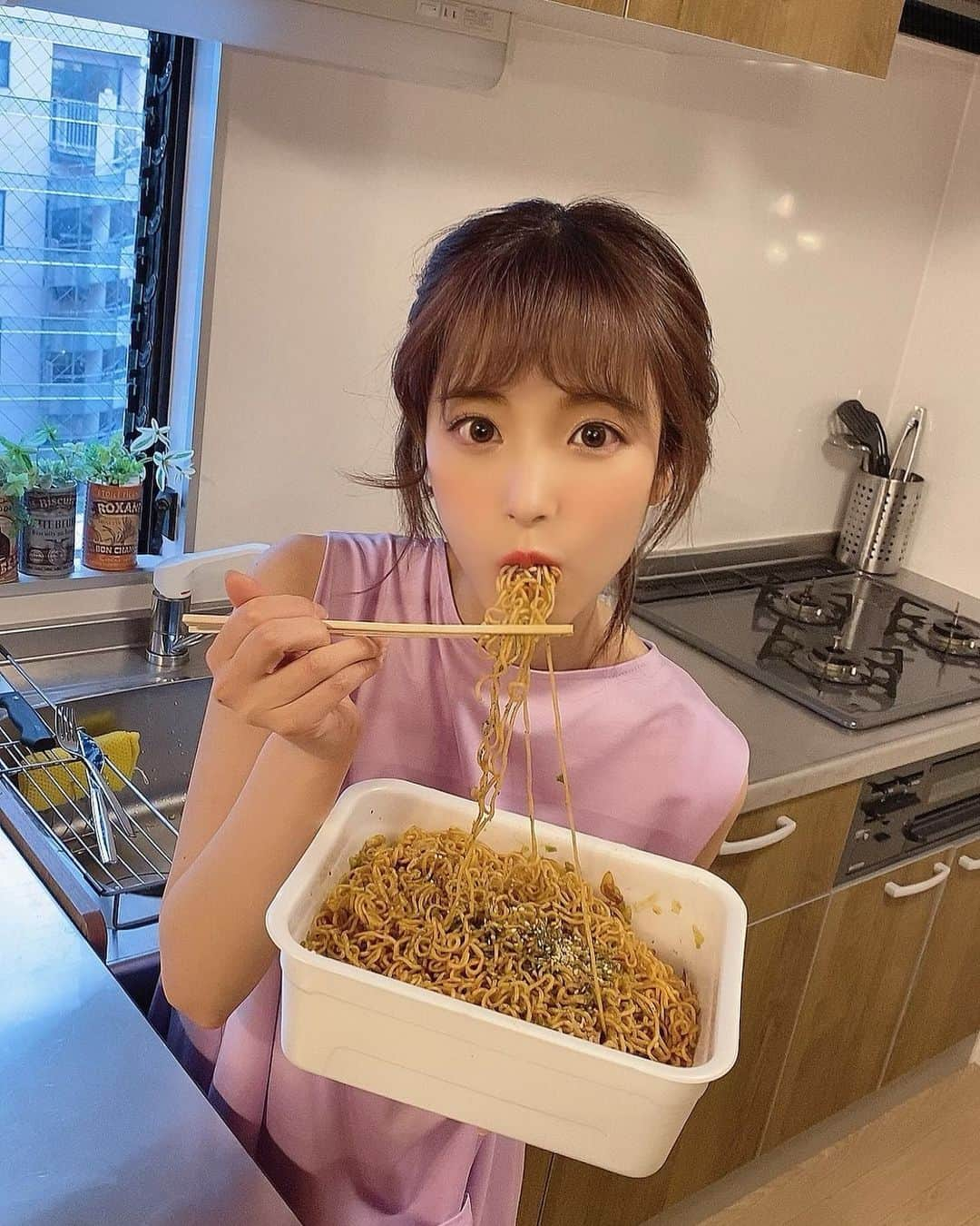 桃乃木かなさんのインスタグラム写真 - (桃乃木かなInstagram)「やきそば〜 個人的にはマヨネーズかけて食べるのが大好きです🥳」5月10日 20時21分 - kana_momonogi