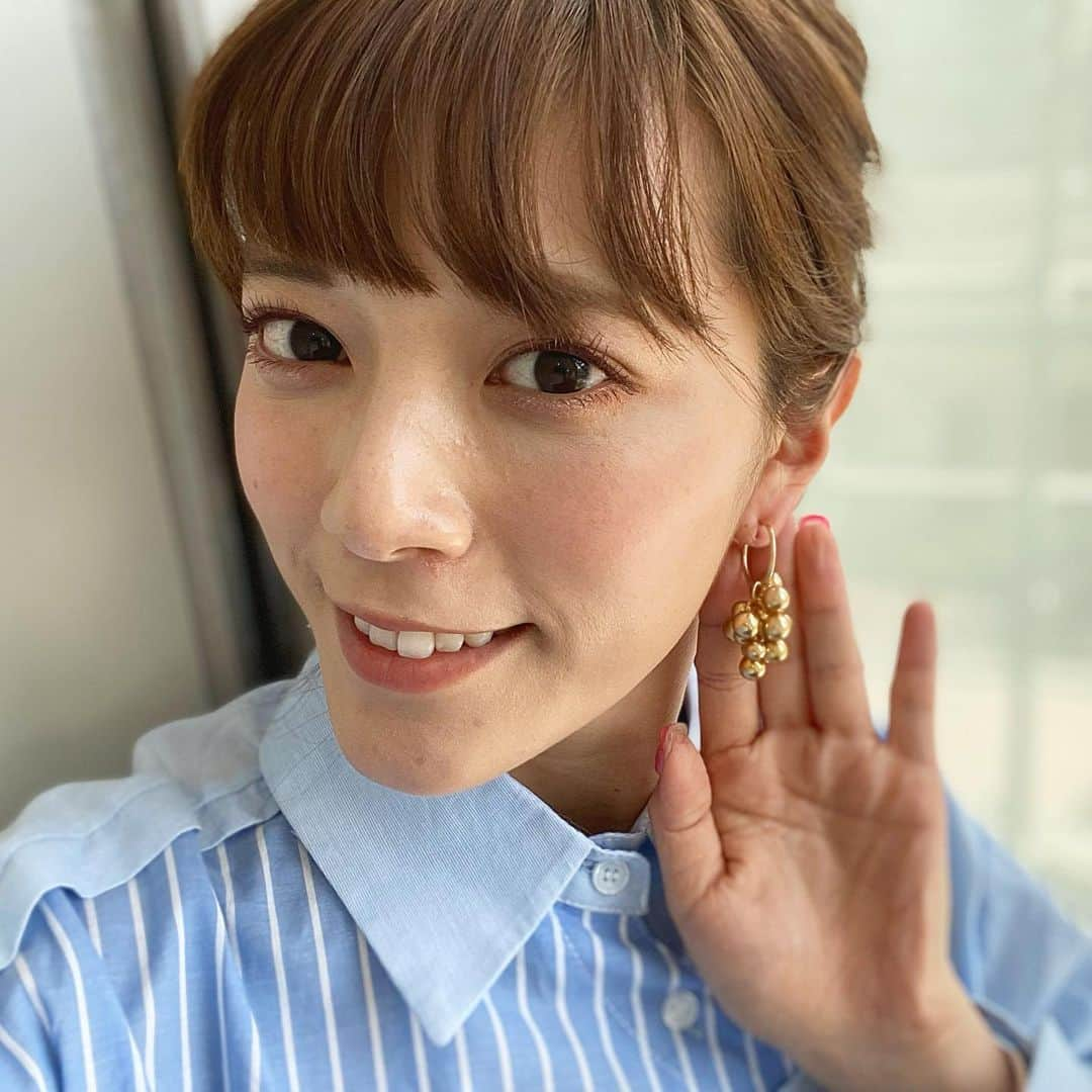 三谷紬さんのインスタグラム写真 - (三谷紬Instagram)「* 昨日のABEMA的ニュースショーの衣装は 形が変わっている 可愛すぎるワイシャツとスカート♡ 靴も含めてめっちゃ好みでした😌笑 そろそろ半袖の季節ですね〜 また痩せないと…🤪 * #abematv#abema#アベマ的ニュースショー#abema的ニュースショー#衣装#ootd#女子アナ#コーデ#code#ワイシャツ#スカート#shirt#skirt#イヤリング#earring#靴#パンプス#リボン#個性的#テレビ朝日#アナウンサー#三谷紬」5月10日 20時46分 - mitani_tsumugi