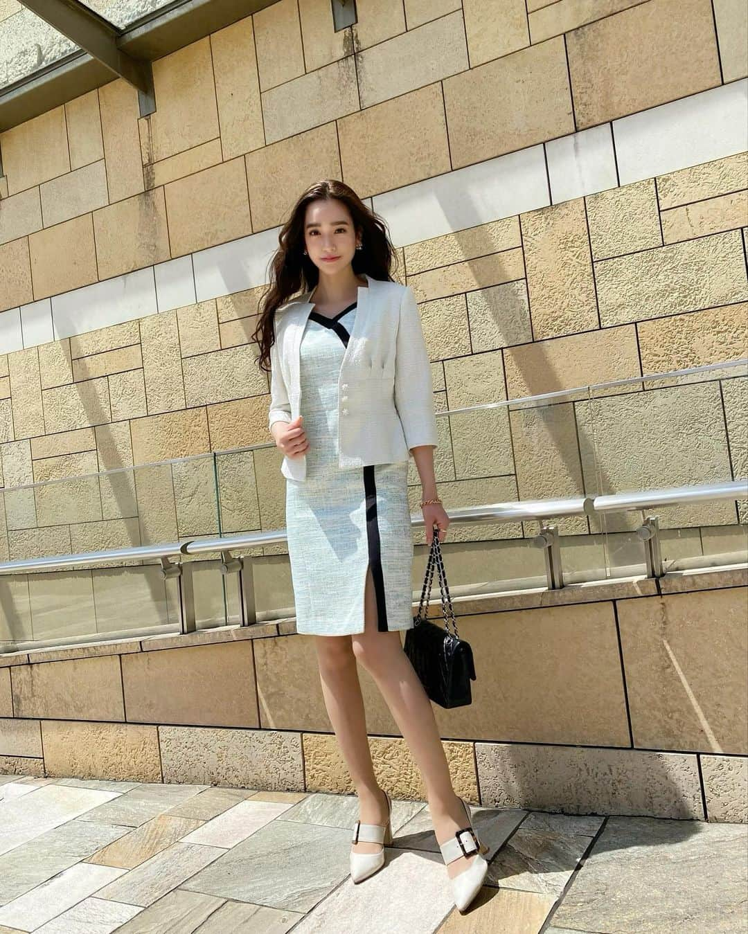 太田麻美さんのインスタグラム写真 - (太田麻美Instagram)「@sobre_dress さんの アンサンブルスーツ🤍 水色とグリーンのグラデーションが可愛いツイードワンピース✨✨ 形もキレイで生地もしっかりしていてお気に入りです😘  suit... @sobre_dress  bag... @chanelofficial   #sobre #suit #onepiece #jacket #ootd #outfit #fashion #fashiongram #dress #ソブレ ソブレ #スーツ #アンサンブルスーツ #ワンピース #ジャケット #スーツ女子 #ドレス #ファッション #私服 #コーデ #きれいめコーデ #大人コーデ #スリット #スリットワンピース」5月10日 20時56分 - asami0523