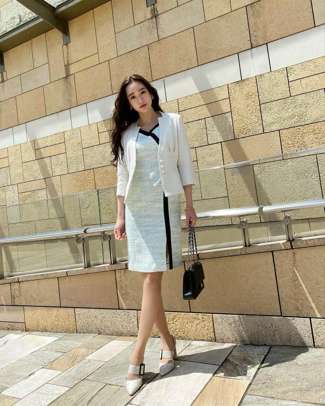 太田麻美のインスタグラム：「@sobre_dress さんの アンサンブルスーツ🤍 水色とグリーンのグラデーションが可愛いツイードワンピース✨✨ 形もキレイで生地もしっかりしていてお気に入りです😘  suit... @sobre_dress  bag... @chanelofficial   #sobre #suit #onepiece #jacket #ootd #outfit #fashion #fashiongram #dress #ソブレ ソブレ #スーツ #アンサンブルスーツ #ワンピース #ジャケット #スーツ女子 #ドレス #ファッション #私服 #コーデ #きれいめコーデ #大人コーデ #スリット #スリットワンピース」