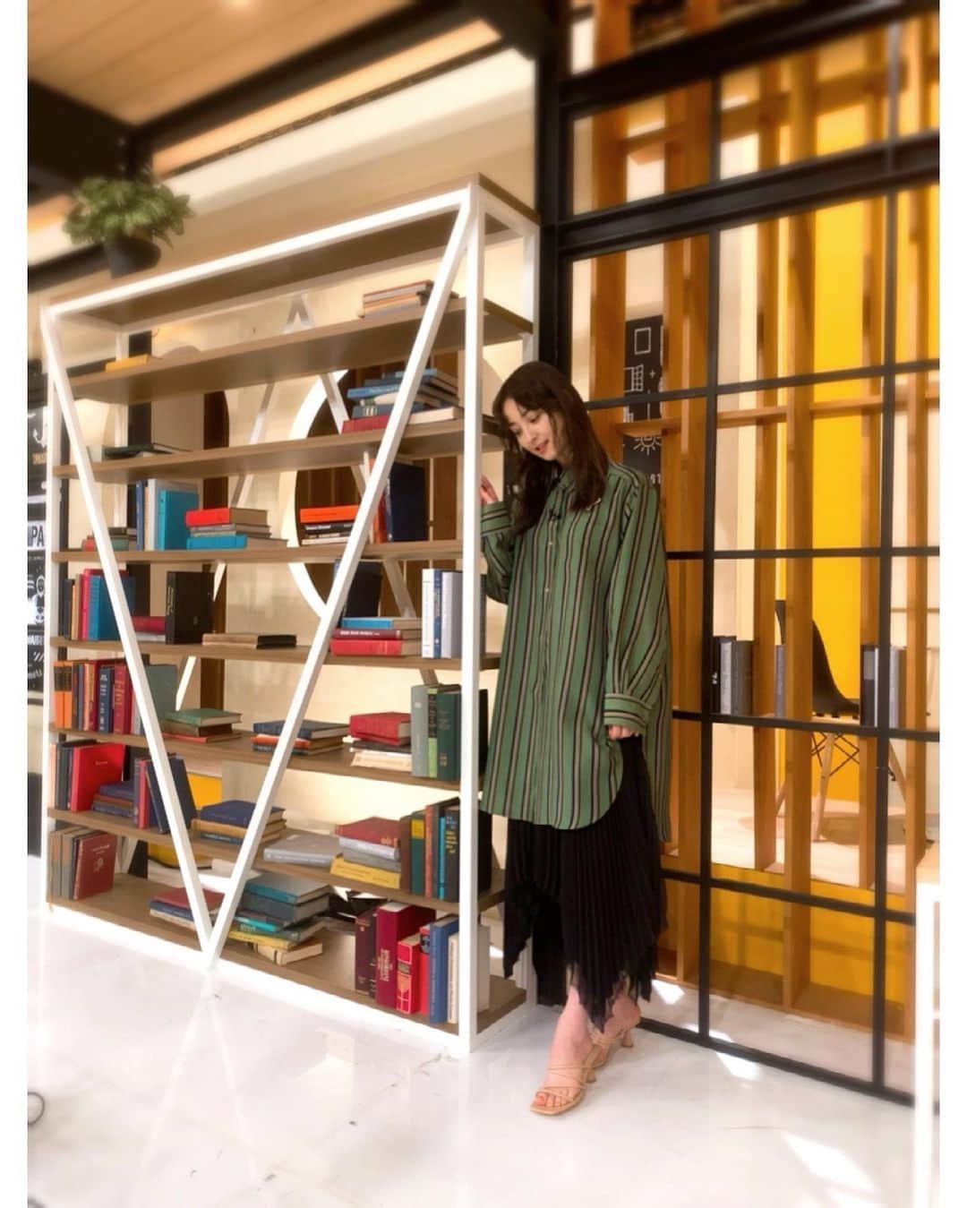 のインスタグラム：「本日の#所JAPAN 22:00～です！ テーマは「絵本プロジェクト スペシャル」😊  outfit: #LOEWE styling: #木津明子 さん hair&makeup: #美舟 さん」