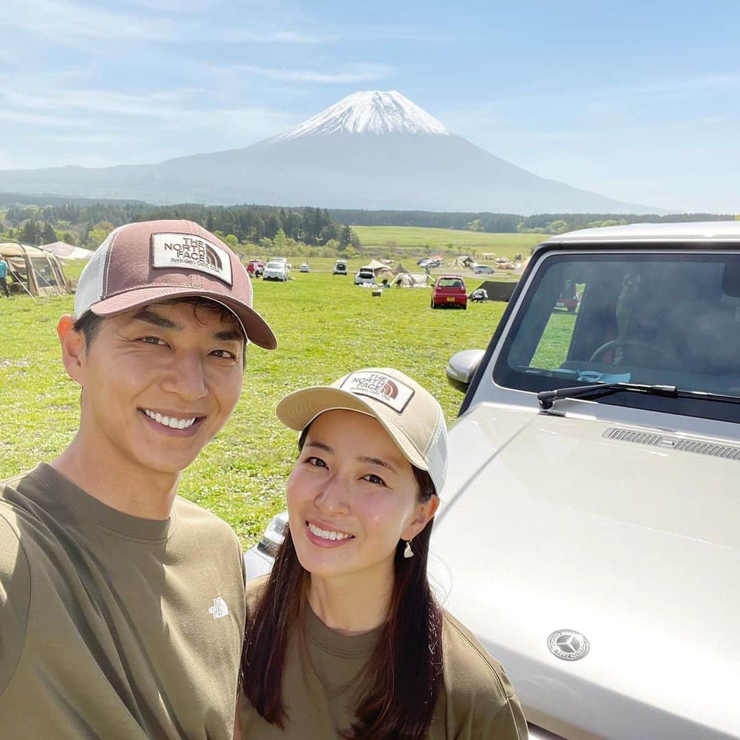 岩間恵のインスタグラム：「２人で初のキャンプということで 行き道にお揃い買ってペアコーデしてみた🏕🌱  １日目は寒すぎたし富士山見えなかったけど、 ２日目は朝から絶景💓 やっぱり富士山見えるとテンション上がるな〜  これからキャンプも夫婦の趣味にしていきたい...！  #キャンプ #ふもとっぱら #アウトドア #アウトドアファッション #おそろコーデ #リンクコーデ #おそろい #ペアルック #カップルコーデ #thenorthface #newbalance」