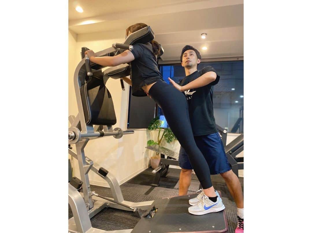 川村茉由さんのインスタグラム写真 - (川村茉由Instagram)「この前のジム🏋️‍♀️ 安定の体幹トレーニングと尻トレ✌️  この日は夜トレ💪 寝不足で疲れが溜まってたんだけど、 寝不足のときって内蔵も 調子悪くなっちゃってるから 動いた方がいい！と アドバイスをもらい、 いつも通りにトレーニング☺️  ガチガチの体と内臓もほぐされて、 体がめちゃくちゃスッキリ💕  朝トレは体が目覚めるし、 夜トレは体をスッキリさせて いい眠りにつける💤 トレーニング最高です🎵  トレーナーの坪井さんは @tsuboi_revias  女性のカラダのことを すごく勉強されてるから、 女性のホルモンバランスとかにも合わせて トレーニングメニューも変えてくれるの🥺🙏  あぁ、スッキリ。。。✨  ※写真を撮る時だけ2人とも マスク😷を外しております🙏  #training #トレーニング #revias #revias_official #筋トレ #体幹トレーニング #尻トレ #ヒップアップ #トレーニング女子 #ストレッチ #ジム #gym」5月10日 21時11分 - mayupi_k
