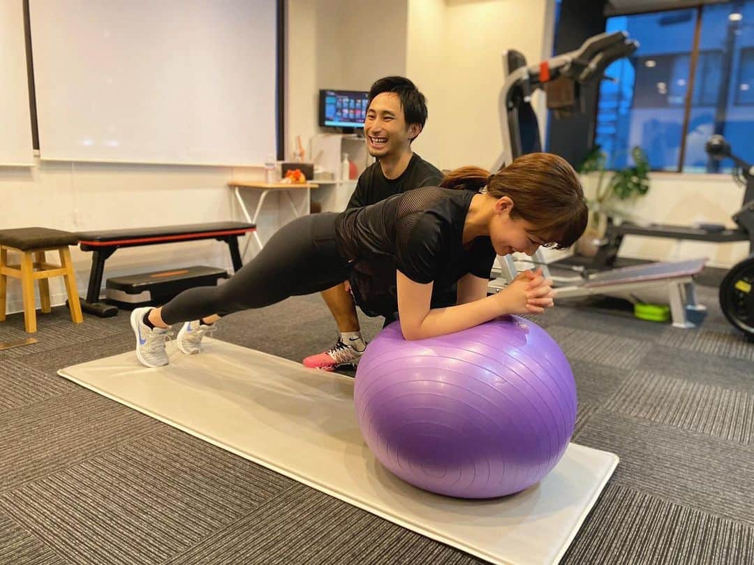 川村茉由さんのインスタグラム写真 - (川村茉由Instagram)「この前のジム🏋️‍♀️ 安定の体幹トレーニングと尻トレ✌️  この日は夜トレ💪 寝不足で疲れが溜まってたんだけど、 寝不足のときって内蔵も 調子悪くなっちゃってるから 動いた方がいい！と アドバイスをもらい、 いつも通りにトレーニング☺️  ガチガチの体と内臓もほぐされて、 体がめちゃくちゃスッキリ💕  朝トレは体が目覚めるし、 夜トレは体をスッキリさせて いい眠りにつける💤 トレーニング最高です🎵  トレーナーの坪井さんは @tsuboi_revias  女性のカラダのことを すごく勉強されてるから、 女性のホルモンバランスとかにも合わせて トレーニングメニューも変えてくれるの🥺🙏  あぁ、スッキリ。。。✨  ※写真を撮る時だけ2人とも マスク😷を外しております🙏  #training #トレーニング #revias #revias_official #筋トレ #体幹トレーニング #尻トレ #ヒップアップ #トレーニング女子 #ストレッチ #ジム #gym」5月10日 21時11分 - mayupi_k