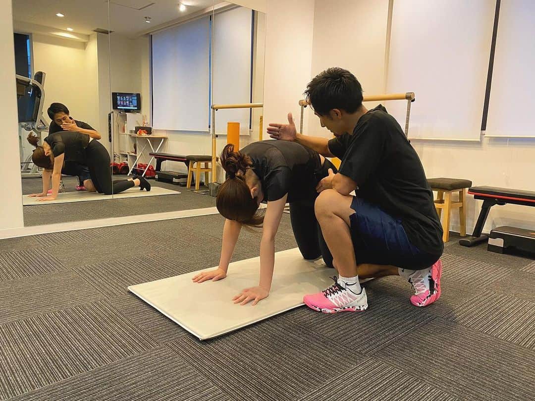 川村茉由さんのインスタグラム写真 - (川村茉由Instagram)「この前のジム🏋️‍♀️ 安定の体幹トレーニングと尻トレ✌️  この日は夜トレ💪 寝不足で疲れが溜まってたんだけど、 寝不足のときって内蔵も 調子悪くなっちゃってるから 動いた方がいい！と アドバイスをもらい、 いつも通りにトレーニング☺️  ガチガチの体と内臓もほぐされて、 体がめちゃくちゃスッキリ💕  朝トレは体が目覚めるし、 夜トレは体をスッキリさせて いい眠りにつける💤 トレーニング最高です🎵  トレーナーの坪井さんは @tsuboi_revias  女性のカラダのことを すごく勉強されてるから、 女性のホルモンバランスとかにも合わせて トレーニングメニューも変えてくれるの🥺🙏  あぁ、スッキリ。。。✨  ※写真を撮る時だけ2人とも マスク😷を外しております🙏  #training #トレーニング #revias #revias_official #筋トレ #体幹トレーニング #尻トレ #ヒップアップ #トレーニング女子 #ストレッチ #ジム #gym」5月10日 21時11分 - mayupi_k