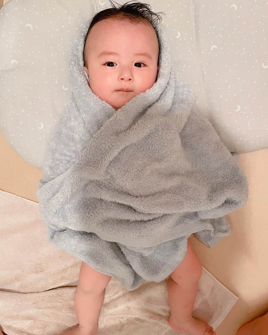 石原あつ美のインスタグラム：「・ 我が家のお風呂事情🛁 1ヶ月検診終えた日から、一緒にお風呂に入ってます♪ 最初の頃は、クタクタフニャフニャでおっかなびっくり入ってたっけ😅 懐かしい。。 今はムチムチっとしてなんだか逞しい笑 病院での沐浴の時からお風呂が好きだったけど 最近は湯船のお湯バチャバチャかけてきて 本当毎日がthe成長！！！！ ちなみに… お風呂上がり直後はだいたいこのスタイルです💕 私が身体拭いてる間は、この姿でしばし待機🐣  #育児 #育児日記 #子育て#子育てグラム  #成長記録 #7ヶ月 #男の子ベビー #7ヶ月ベビー #赤ちゃんのいる生活 #ワンオペ風呂」