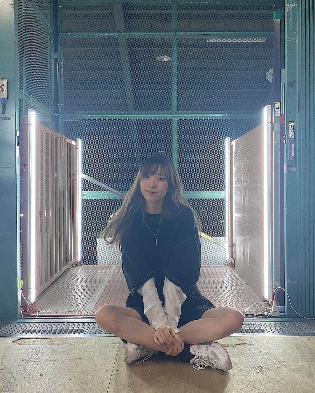 夏目璃乃のインスタグラム：「❹ ・ ・ 昨日はラフだた‪‪☺︎ 撮影終わりに撮ったからすっぴん🤦🏻‍♀️‬ ・ 色々写真あるからちょくちょく載せるけど飽きないで見てね？👀 ・ #夏目璃乃  #rinonatsume #181cm #ノーマルカメラ  #すっぴん  #04 #model  #撮影  #私服 #ラフコーデ #倉庫  #古着倉庫  #style  #fashion  #followme  #nofilter  #photo  #좋아요  #팔로우  #데일리룩  #아웃핏  #데일리코디  #패션  #코디」