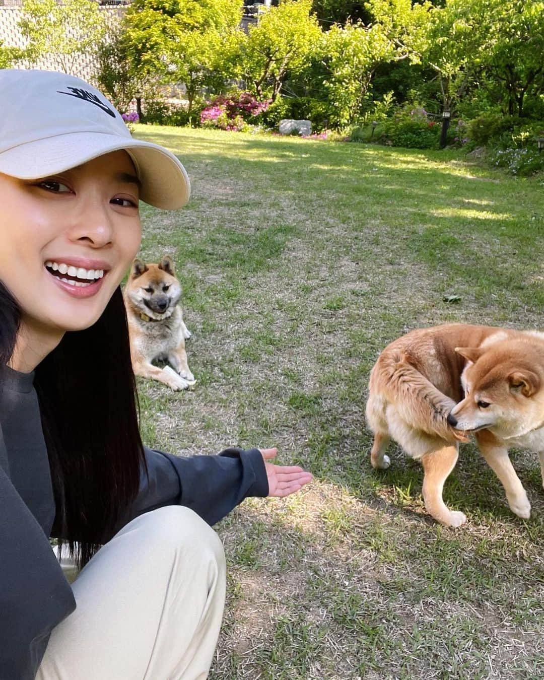 イ・チョンアのインスタグラム：「두번째 장, 내 뒤에 마르코 주목 🦴  #OJsFamily 🙂🍃」