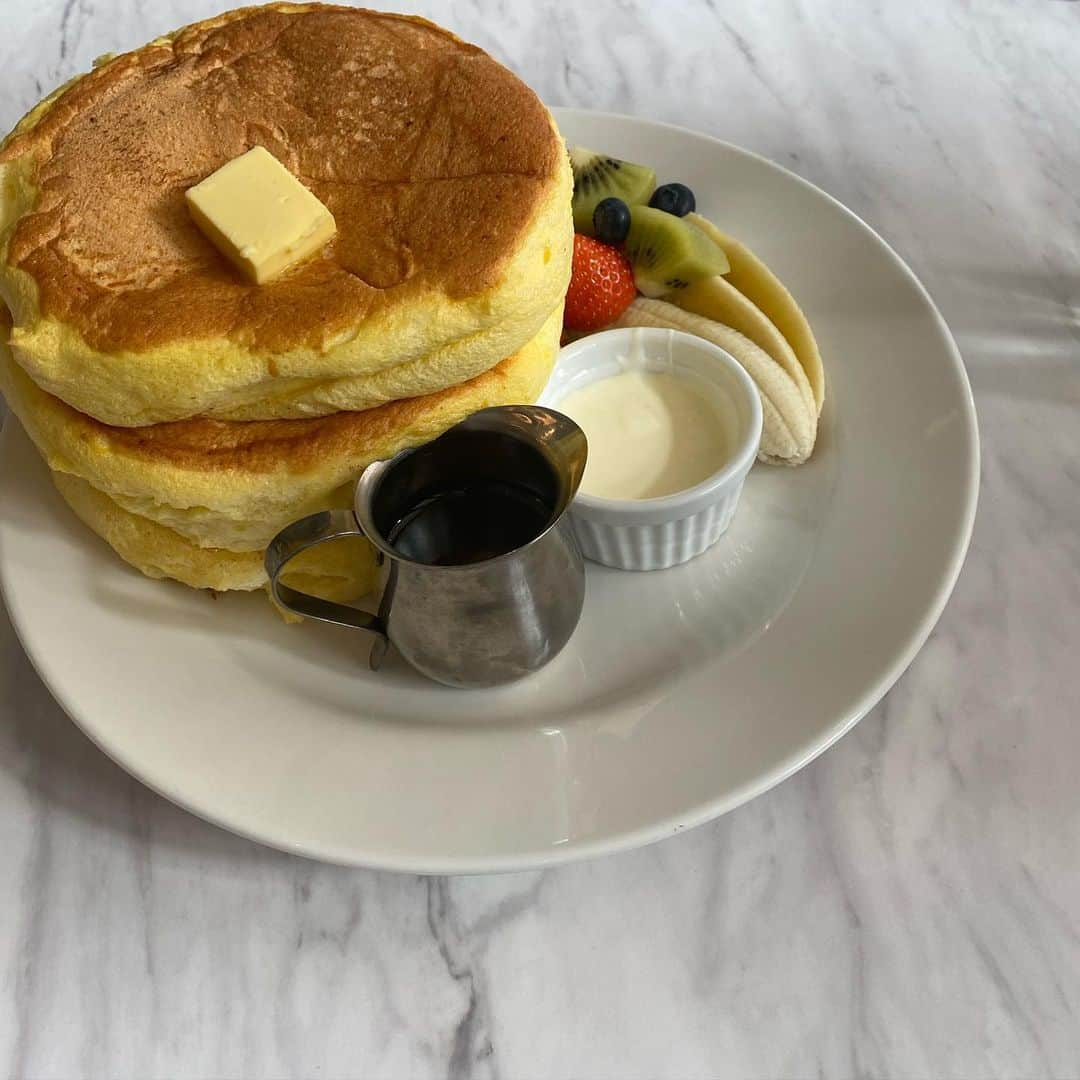 相原百花さんのインスタグラム写真 - (相原百花Instagram)「. 📍Cafe Gitane New York . 🥞🥚🍔🍰 どれもおいしい〜〜🤤🤍 . 海外旅行に行きたい🇺🇸 . #gitannewyork#cafegitane#cafe#newyork#interior#interiordesign#cafeinterior#恵比寿カフェ#東京カフェ」5月10日 21時56分 - mo__95__6