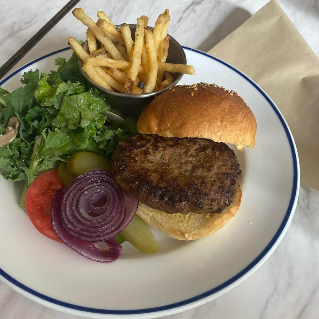 相原百花さんのインスタグラム写真 - (相原百花Instagram)「. 📍Cafe Gitane New York . 🥞🥚🍔🍰 どれもおいしい〜〜🤤🤍 . 海外旅行に行きたい🇺🇸 . #gitannewyork#cafegitane#cafe#newyork#interior#interiordesign#cafeinterior#恵比寿カフェ#東京カフェ」5月10日 21時56分 - mo__95__6