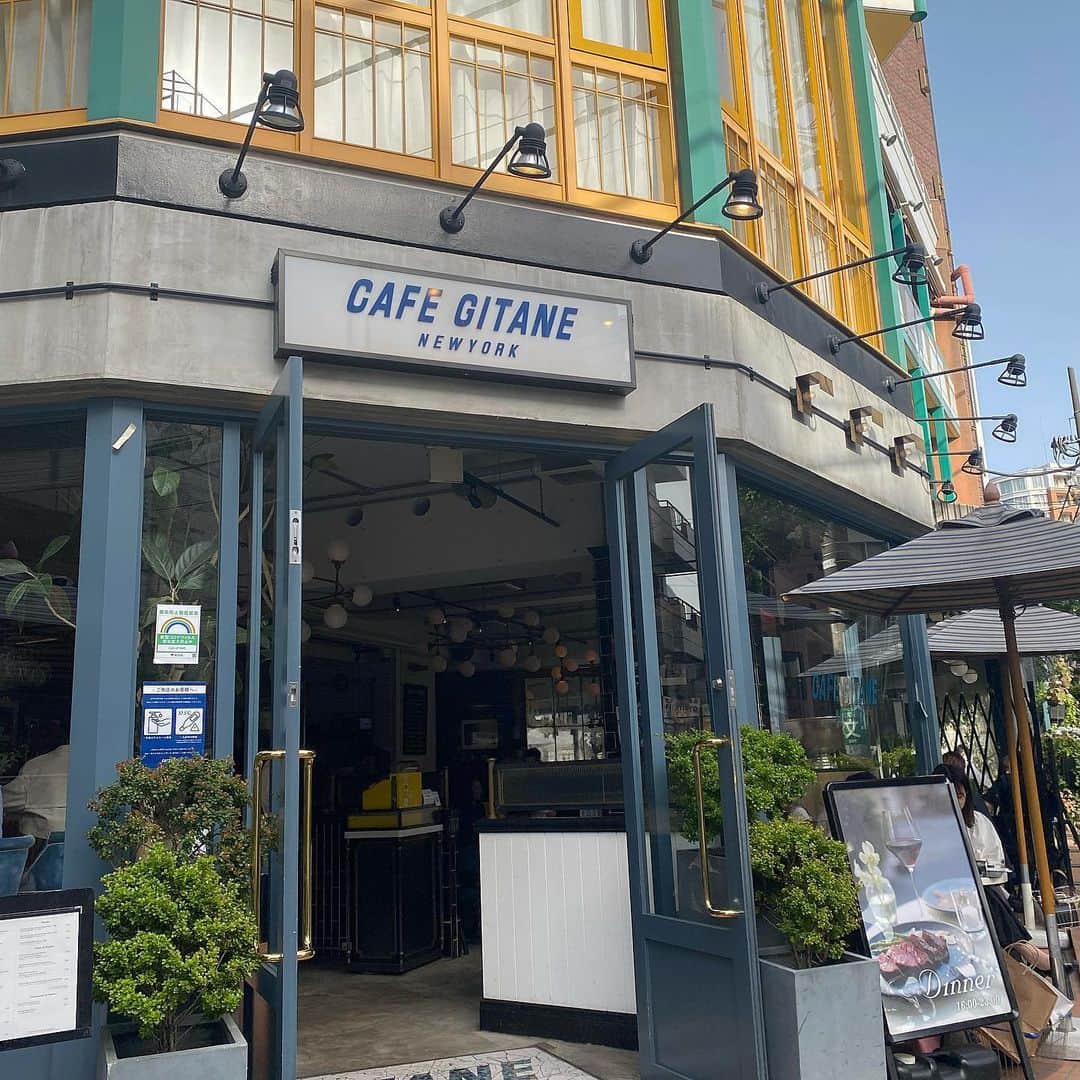 相原百花のインスタグラム：「. 📍Cafe Gitane New York . 🥞🥚🍔🍰 どれもおいしい〜〜🤤🤍 . 海外旅行に行きたい🇺🇸 . #gitannewyork#cafegitane#cafe#newyork#interior#interiordesign#cafeinterior#恵比寿カフェ#東京カフェ」