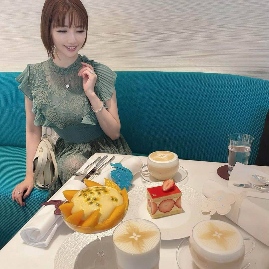 森下悠里さんのインスタグラム写真 - (森下悠里Instagram)「@starlabelofficialshop  本日、大好評のワンピ発売開始💓  二の腕とウエストが細く 華奢に見えるデザイン😉  上品なデザインでスタイル良く見えて 本当オススメだよ💓  #starlabel #op #dress #black #direction」5月10日 22時13分 - yuurimorishita