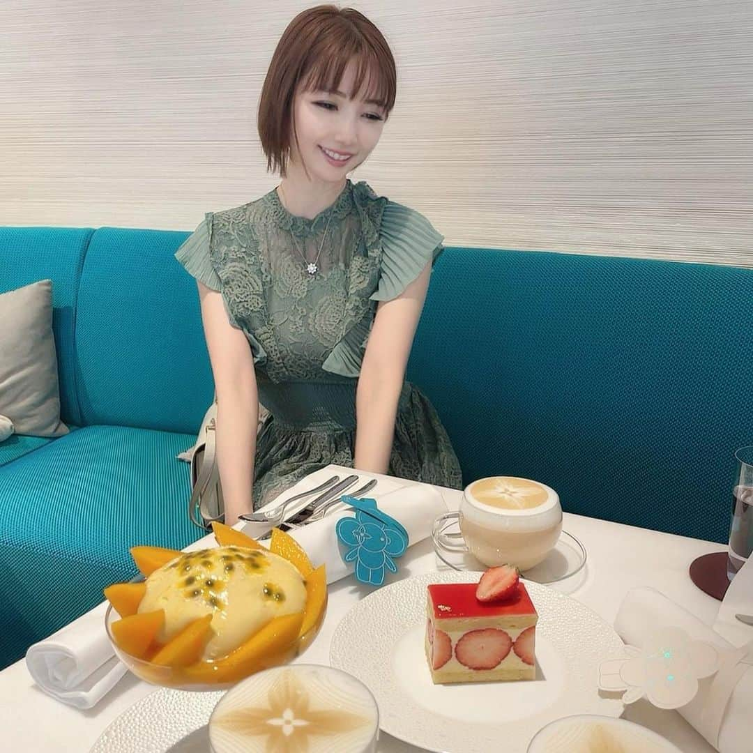 森下悠里さんのインスタグラム写真 - (森下悠里Instagram)「@starlabelofficialshop  本日、大好評のワンピ発売開始💓  二の腕とウエストが細く 華奢に見えるデザイン😉  上品なデザインでスタイル良く見えて 本当オススメだよ💓  #starlabel #op #dress #black #direction」5月10日 22時13分 - yuurimorishita