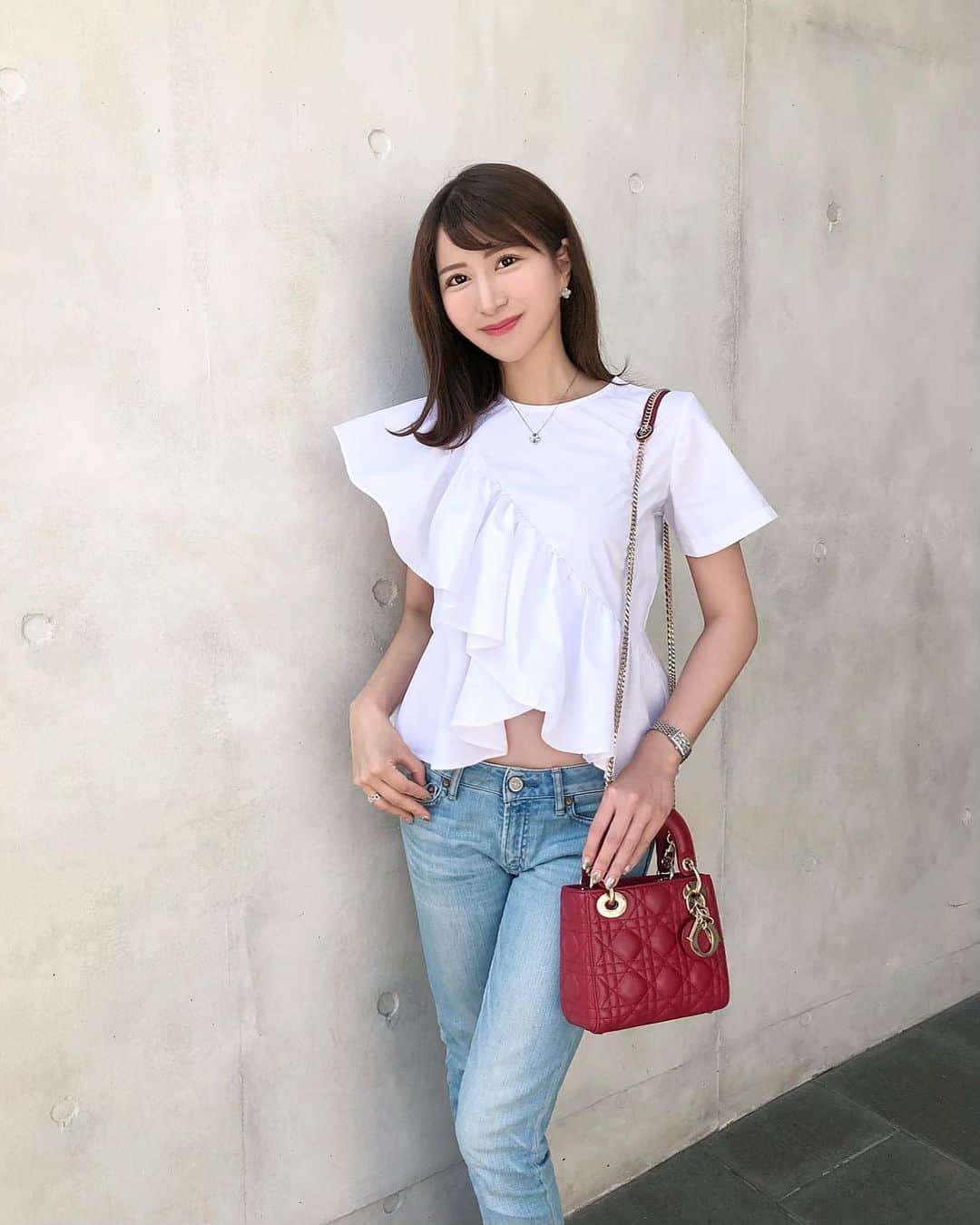 のインスタグラム：「🍒🐕‍🦺♥️ 𝑾𝑯𝑰𝑻𝑬 𝑭𝒓𝒊𝒍𝒍𝒆𝒅 𝑻-𝒔𝒉𝒊𝒓𝒕 𝑺𝒑𝒓𝒊𝒏𝒈 𝑪𝒐𝒐𝒓𝒅𝒊𝒏𝒂𝒕𝒆♡ . こんばんは😊 可愛すぎるTシャツを見つけました💕 . アシンメトリーにフリルがついていて . 風に揺れると おなかもちょっぴりチラ見せ🙈 . スカートを合わせればガーリーに パンツ👖ではきれいめになります♪ . . 私はさらに赤を合わせて 春夏らしいコーデにしてみましたよ💐 . . . Tops： @amilien_fashion_ クーポンコード【amilien01】 で500円オフになります💗 . Pants：#jetlosangeles Sandal：#dianashoes Bag：#dior . . . . . #ホワイトコーデ #爽やか #きれいめファッション #キレイめコーデ #パンツスタイル #デニム #スキニー #スキニーデニム #大人シンプル #シンプルコーデ #大人スタイル #春ファッション #春服コーデ #白シャツコーデ #白シャツ #tシャツコーデ #tシャツ #外ハネ #外ハネボブ」