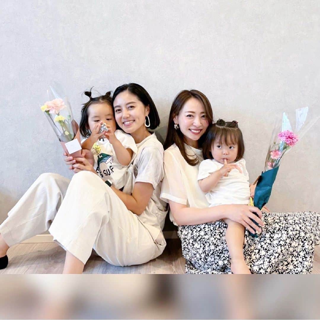 磯部奈央のインスタグラム：「母の日🌷 . まいーんと一緒に、母の日のカーネーションを貰ったので、わが家で記念撮影🤍 子どもたちが自由な感じがまたいい🤣 . 4枚目は、娘がスクールで作成した（だいぶ先生お手伝い😂）カーネーション🌷 渡してくれたときのかわいさがたまらなかったなー😆 . 世の中のお母さんたち、本当に毎日お疲れさまです🙌🏻🤍 . . . #母の日 #仲良し #親子 #カーネーション」
