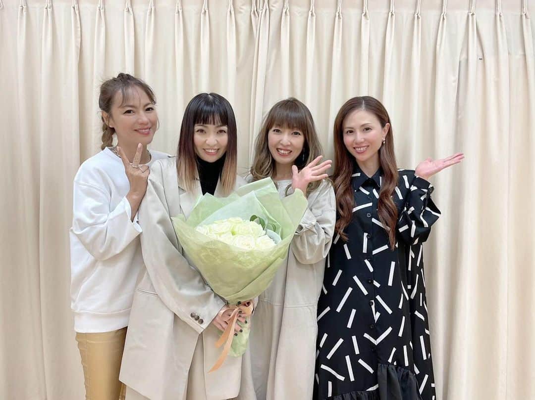 のインスタグラム：「本日 MAX26周年を迎えました♡ youtube channel生配信 オンラインサロンに参加してくれた 皆さんありがとう！ 緊急事態で 会いたい人にもなかなか会えない中 メンバーと笑顔で会えたこと 画面越しだったけど ファンの皆さんが温かい言葉を 届けてくれて いつも以上に嬉しさを感じました！ MAXを応援してくれる ファンの皆さん心から感謝しています。 生配信で発表がありましたが 7/4（日）配信ライブが決定しました！！ 26年目を迎え初ライブです。　 たくさんの愛を届けるので 楽しみに待っててくださいね！ #MAX #birthday #anniversary #26th」