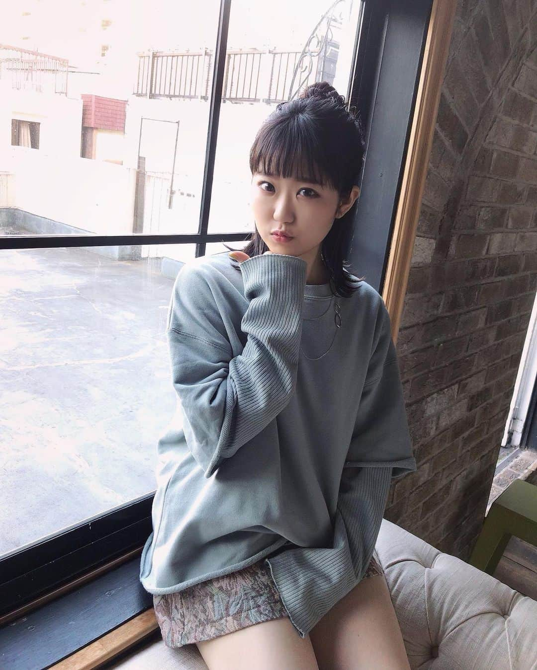 東山奈央さんのインスタグラム写真 - (東山奈央Instagram)「突然、暑くなったり、 でも夜は涼しくなったり、  毎日気温があわただしいですね😳  身体を大切に、元気でがんばっていきましょう〜！  明後日は、 コンセプトミニアルバム発売＆YouTube生配信です☘️  いつもちょっと緊張しますが、お話ししたいことたくさんなのでほんとに楽しみ！  早口でがんばりますっ！笑」5月10日 22時46分 - naobou_official