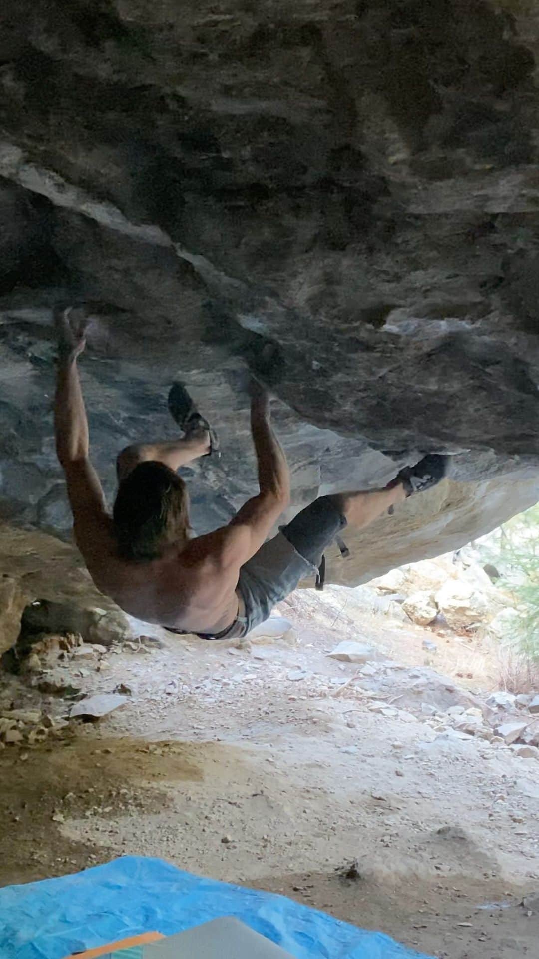 ダニエル・ウッズのインスタグラム：「made a repeat of this new @griffinwhiteside line in the nomad cave. Amazing flow through the steepest part of the roof. Obvious start hold to obvious finish hold. You could clip in and do the route “express yourself” (13a) instead of dropping off. I forgot my rope this day oops.   Vid @tchadx 🔥」
