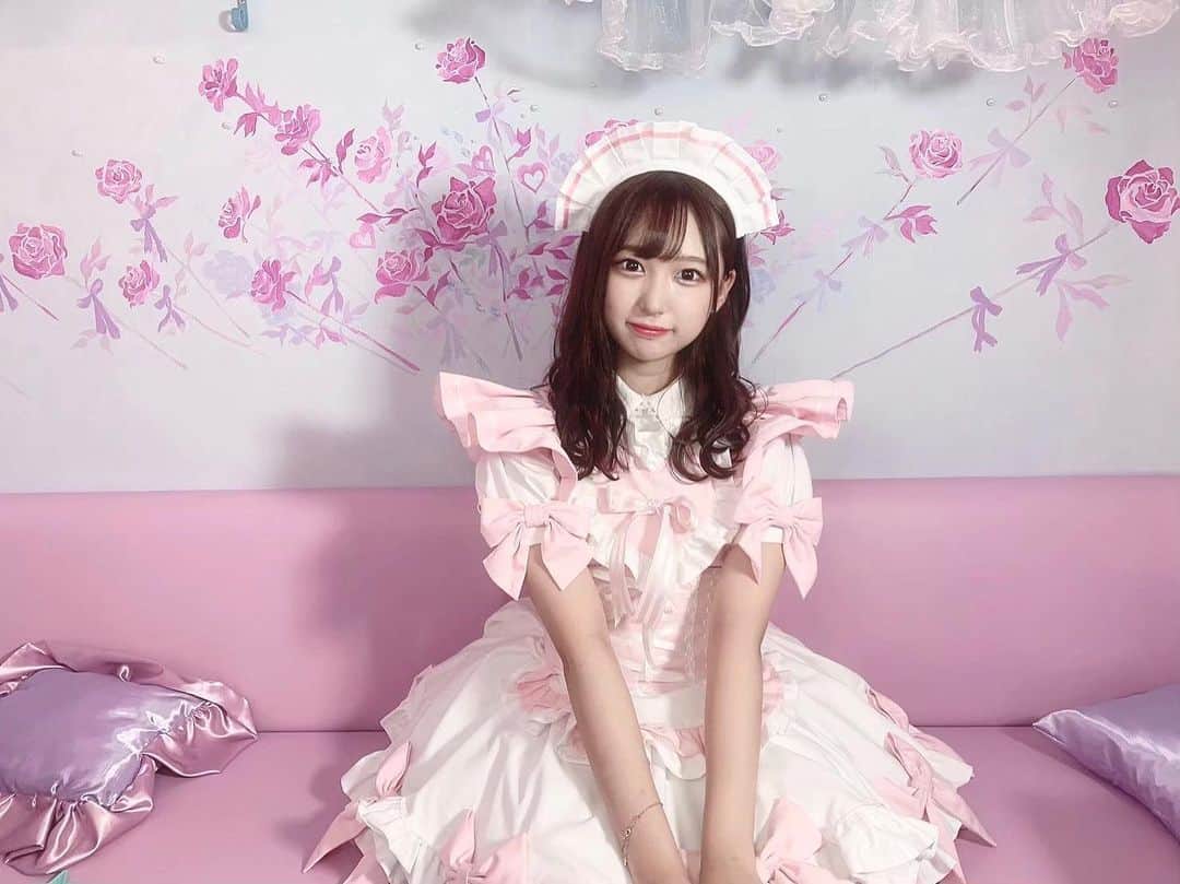町田穂花のインスタグラム：「. . 今日は#メイドの日( ᐡ｡• ·̫ •｡ᐡ )🎀 . 推しには会えなかったけど安定にご帰宅してきた〜！！ . このメイド服かあいいよね🥺🥺🥺 . 大天才キャロラインちゃん（ @kyaro25 ）プロデュースのメイドカフェの制服なんだけど、本当に可愛くてまた着たいの〜(⸝⸝o̴̶̷᷄ ·̭ o̴̶̷̥᷅⸝⸝)‪‪❤︎‬ . また着れる機会があるといいな〜💭⋆°｡ .  #メイド服 #メイドカフェ #メイド #量産型女子」