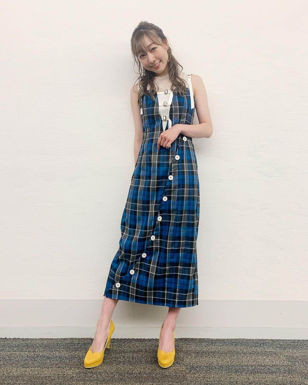 須田亜香里さんのインスタグラム写真 - (須田亜香里Instagram)「5月9日(日)の  #abema的ニュースショー でのコーディネート👗 髪は爽やかにハーフお団子。 5枚目はTwitterリプでの頂き物のイラスト！ めっちゃ可愛いー😊 #須田亜香里衣装 @londa_com #ヘアアレンジ #ハーフお団子  ‪5月12日(水) #東海テレビスイッチ 東海テレビ 9:50〜生放送  5月13日(木) #ドデスカ メ〜テレ あさ6:00〜生放送  5月14日(金) #アストレ FM AICHI 20:30〜  #skeへーきん 東海テレビ 25:50〜  5月15日(土) #炎の体育会tv TBS 18:51〜  5月16日(日) #てくてく歩いてく 中日新聞コラム連載  #熱闘Mリーグ テレビ朝日&‪ABEMA‬ 24:55〜」5月11日 0時22分 - akarisuda