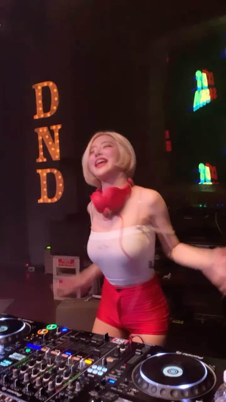 Dj Sodaのインスタグラム：「공연하고 싶다~❤️ I want to perform..😢I hope everyone is staying safe and healthy🌐💗」
