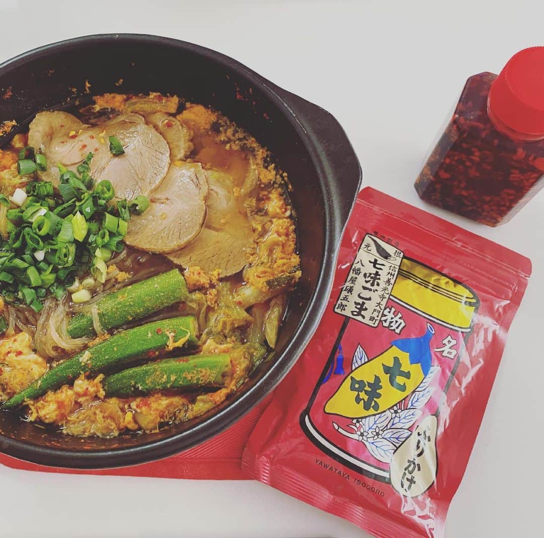 のインスタグラム：「宮崎の辛麺に…  辛い辣油(日本橋のアジア料理屋菜心の辣油で桃屋の食べるラー油がヒントになったと噂になったお店。めちゃくちゃ美味しい！！)  七味ごま(八幡屋礒五郎)  入れたのは撮り忘れ💦  コナふぅぺったり💓  #堀田祐美子 #yumiko hotta #woman's  #prowrestling #プロレス　#女子プロレス　#堀田祐美子　 #bull gamedog #ブルドッグ #ブルドッグふぅら　#poodle #プードル #プードルコナ #犬　#八幡屋礒五郎七味ごま #菜心辣油   堀田祐美子ホームページはこちらから↓  https://www.yumikohotta.com」