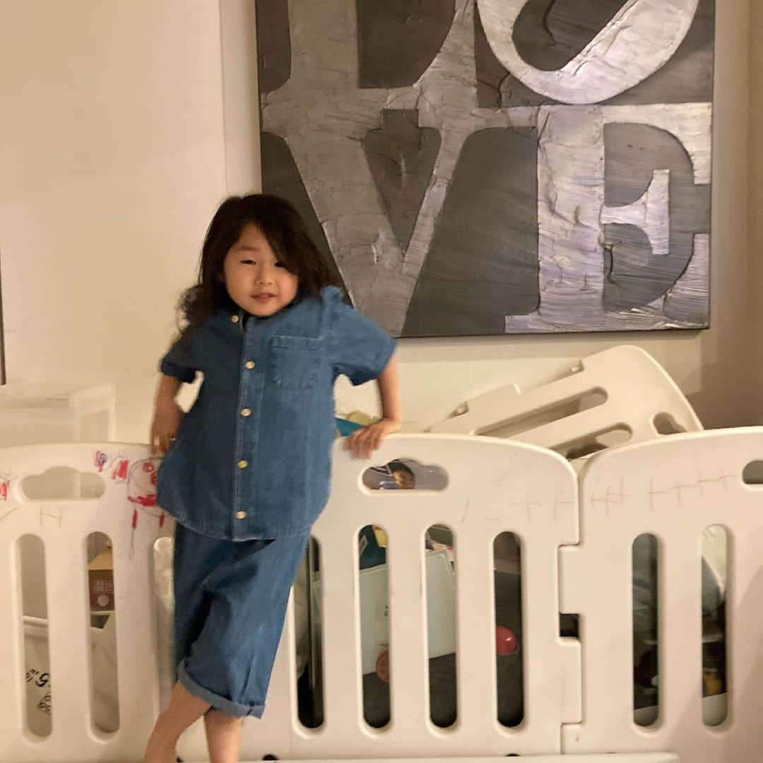 AIのインスタグラム：「平和ファッションショーっw🎈❤️🎈🤣  Thank u @kumalovealoha  #hmkids #ベビーアンドキッズエクスクルーシヴ  今日も素晴らしい1日を❤️🙏 Hope every have a great day....✨🙏❤️」