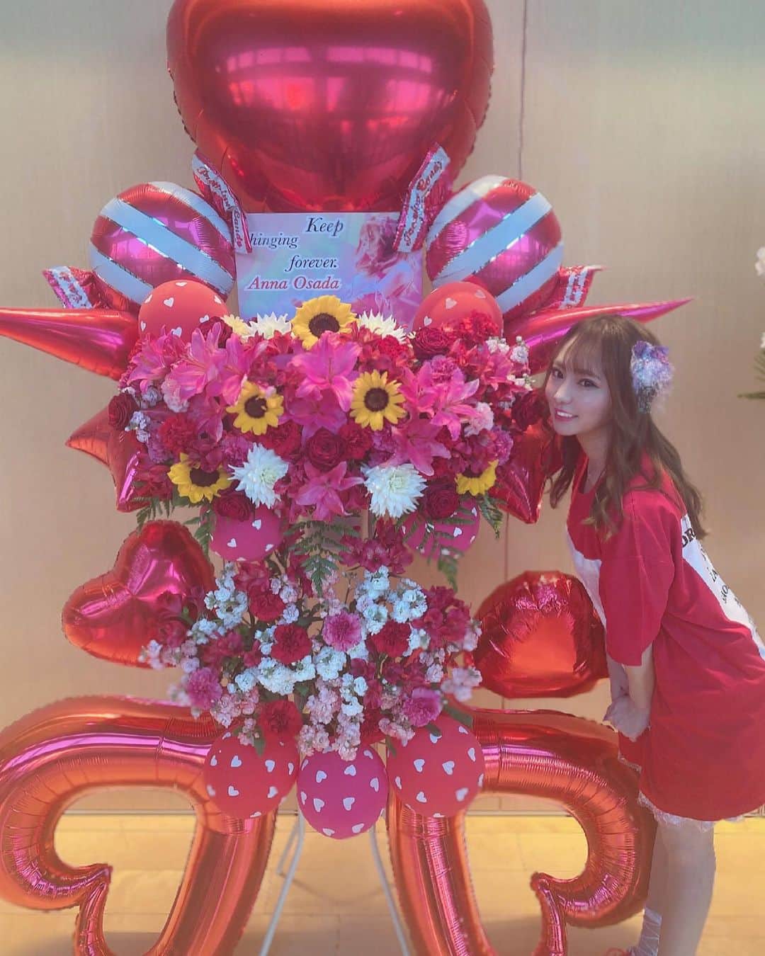 のインスタグラム：「アイドル卒業して今日で1ヶ月経った！ はや！！！ . . 卒業公演のスタンドフラワー すごい可愛かったなぁ〜😍🌹💋❤️ . . #アイドル卒業 #一般人 #1ヶ月 #笑 #卒業公演 #感謝 #卒業 #スタンドフラワー #感動 #可愛かった #ファンの皆さん #ありがとう #卒業Tシャツ #ハーフアップ #アラサー女子 #instagood  #likeforlikes #followme」