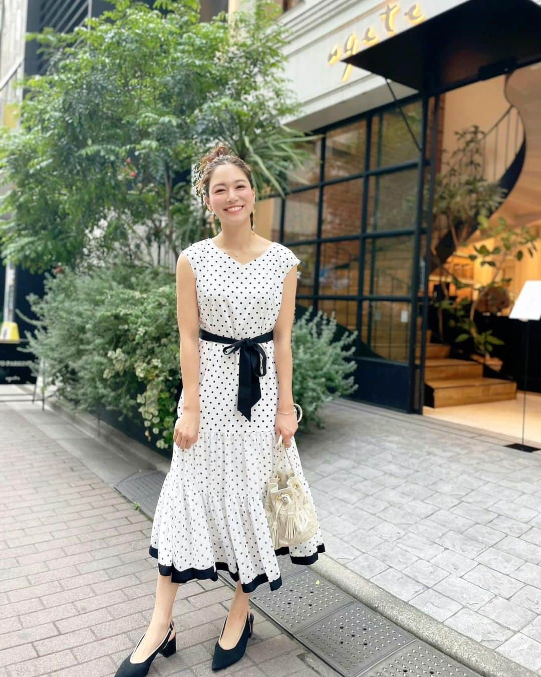 石井里奈さんのインスタグラム写真 - (石井里奈Instagram)「こんにちは☀️ . 今日は母の日ディナーの全身コーデ👗✨ 展示会でオーダーしていたワンピースとバッグが届いたので、先取り初夏コーデ🌞🌴🌺✨ . dress... @diagramofficial  shoes... @vivaia_official  bag... @grace_continental.div  . ドットのワンピース👗 大人可愛く綺麗に着こなせます♡ スカートのフレア感とウエストのリボンがまた可愛い❤赤い小物あわけてもいいよね🧡新作のバッグもカジュアルにも綺麗にも使えるからいい😘❤️ . vivaiaの靴はサスティナブルなシューズでとってもエコなの！RI7TINのコードで10%オフになりますよ❤️は着心地も楽🙆‍♀️ . 今日も頑張っていきましょう🥰 . #りなまるコーデ #コーデ #gracecontinental #グレースコンチネンタル #diagram #ダイアグラム #コーディネート#水玉 #dots #夏コーデ #おだんご #おだんごヘア #ヘアアレンジ #hairarrange #お団子ヘア #お団子 #お団子アレンジ #サスティナブル #sdgs #エコ #vivaia #夏服コーデ #コーディネート #コーデ #coordinate #休日コーデ #展示会 #exhibition #モノトーンコーデ #レトロ #レトロガール #blackandwhite」5月11日 12時34分 - ri7tin1025