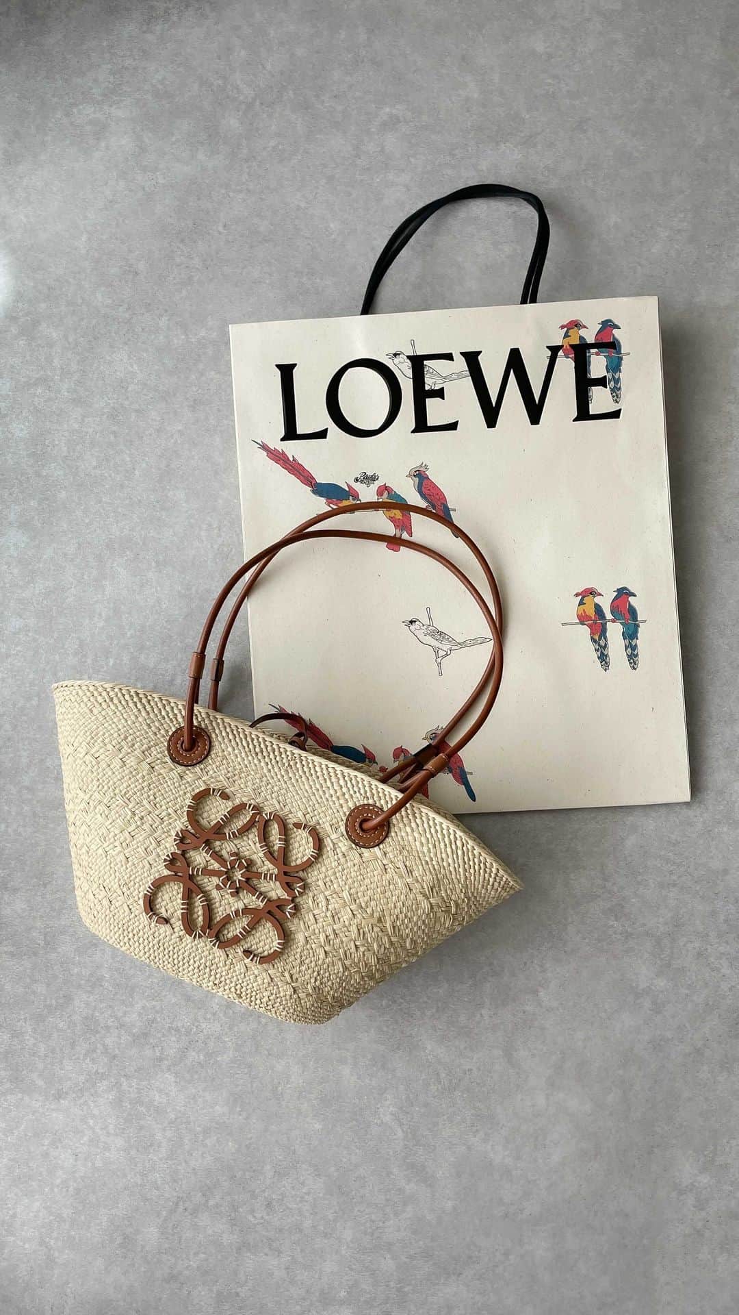 l.lily1013のインスタグラム：「𝐋𝐎𝐄𝐖𝐄.  一目惚れした @loewe の今年のカゴバック。 雑誌に大きく取り上げられて、 ファッション誌の表紙にもなってたよ✨  完売する前にGET☺️  人気のレザーバックは5/18から2万円値上げするそうです😱 え！どのバッグが？って気になる方、コメントかDMください😂 検討中だった方急いで！！  #カゴバッグ #きれいめコーデ #きれいめカジュアル#loewebag #ロエベバッグ #loewe #カジュアルコーデ #30代ファッション #夏コーデ#春夏コーデ#カゴバック」