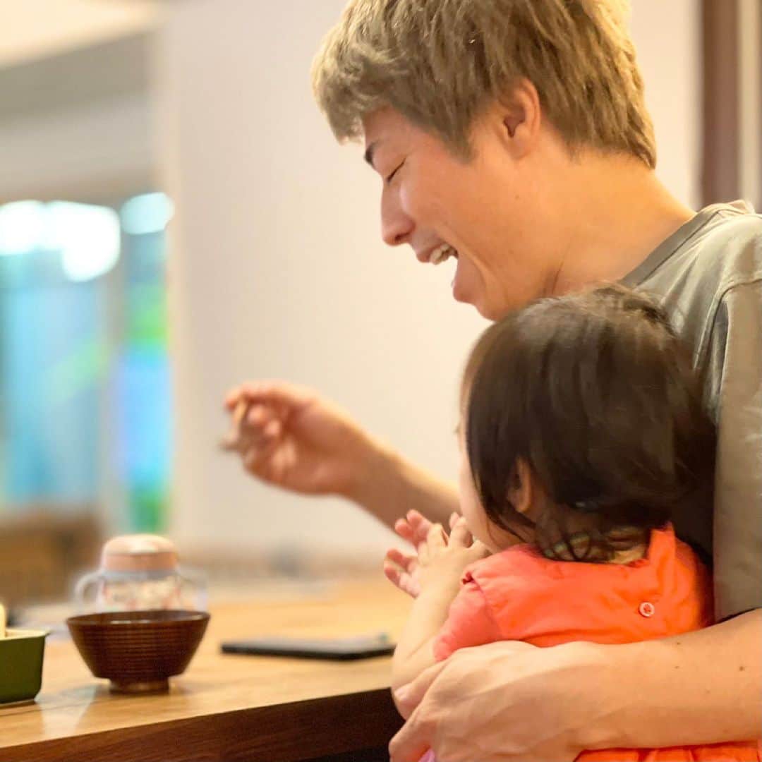 田村淳のインスタグラム：「美味しいと手をパチパチする 口元に持っていくと嬉しくなって 口元でパチパチするから なかなかゴハンを運べないんですよw  #次女 #上の歯は4本 #下の歯は2本」