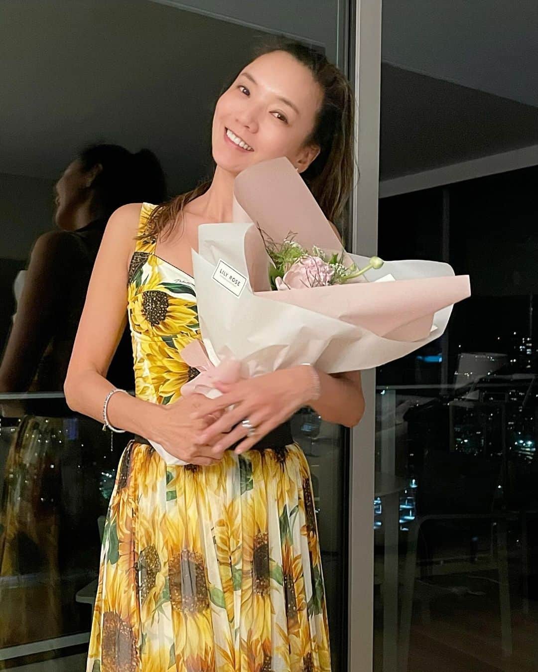 のインスタグラム：「Got a beautiful Mother’s Day flower 💐 Yes I’m Dondon’s 🐶mom 😊 What a beautiful surprise 🤩Thank u lady S 😘  ハワイのママと母の日の夕食を楽しんで帰ったら、なんと私に母の日の可愛いお花が💐😍  なんと、どんどんのママ宛て🤩 なんて素敵なサプライズ🙂  朝からどんどん🐶に"今日、母の日だよ、わかってる？私どんどんのママだよ”って何度も話しかけたのが伝わったのか🤣🤣🤣  🤣幸せな1日でした😊  #takakoworldstylin🌎 #takakohawaiistylin🏝 #lifestyle #mothersday #hawaii #どんどん🐶#dondon🐶#yokawao#和央ようか」
