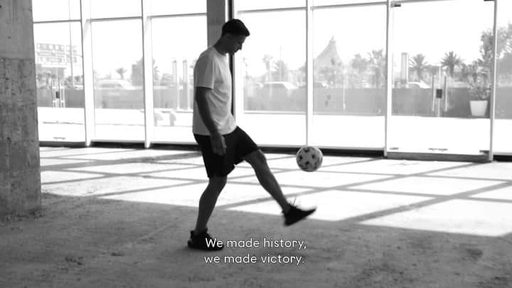 オマル・アッ＝ソーマのインスタグラム：「بالإصرار تتحقق الإنتصارات...   @pacorabanne #InvictusPacoRabanne #VictoryIsYOURS」