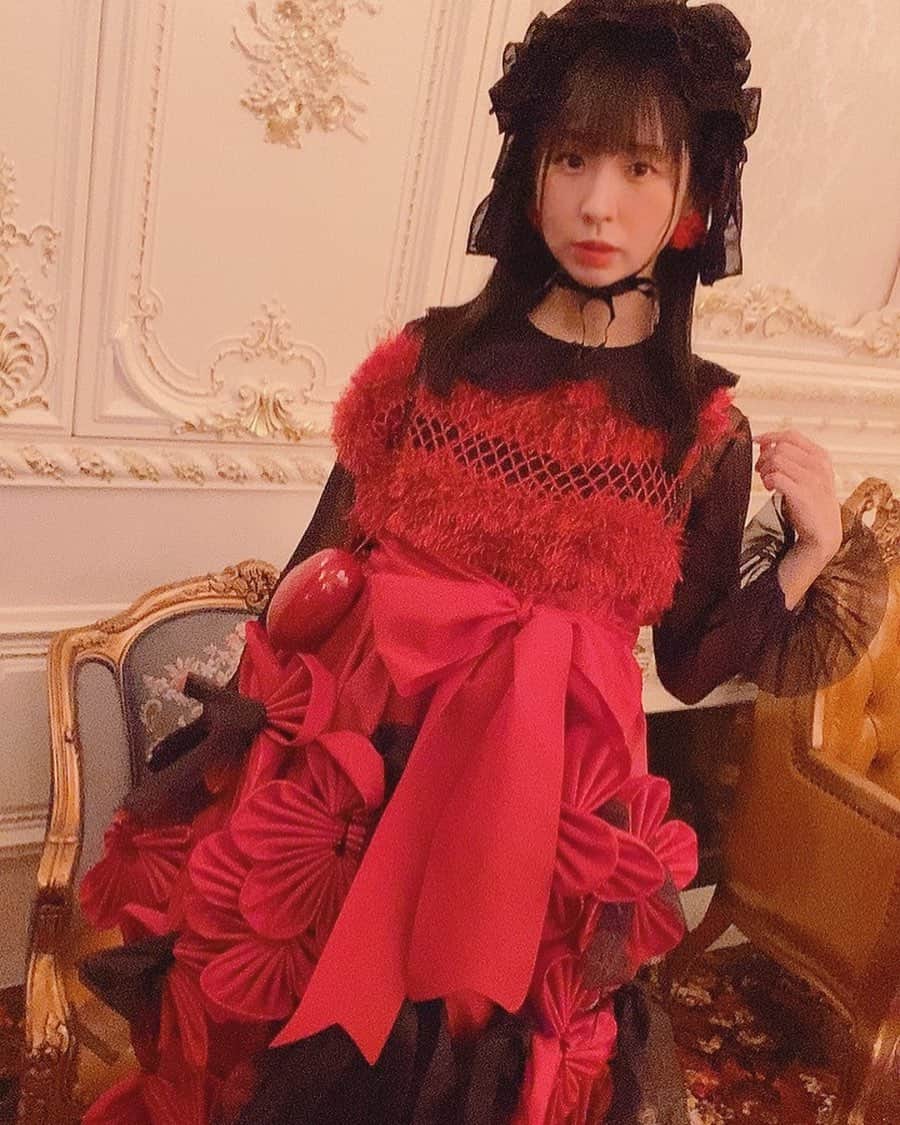 古川未鈴のインスタグラム：「. . 最近思ったこと . . . なんとなーくですが アイドル以外楽しくないと 言い続けてきた人間なので . . 私生活は楽しいですか？みたいなこと聞かれると そりゃ楽しいことばっかじゃないけど とても楽しいし 出産だってわくわくします。 . . でもなんとなーく 「楽しみなんて言えないよな、、」 みたいなところがあって あまり言わないようにしてたのですが . . それも違うかー？となってるのが 最近です。 極度の不安症と心配性のめんどくさがり屋だけど 大体はなんとかなるのも知ってるし 素直に喜んだら？と 最近たまにネットニュースに インスタとかを取り上げてくれるのを 見て思いました！ . . 客観的に見るとめちゃくちゃ後ろ向きやん！ みたいな！ . つい私は身に起きたこととか感じたことを なんでも話す癖があるから しかも見てくれてる人は優しいから なんでも反応してくれるし ついつい色々書きちゃいます . . . と、いうわけで 出産も私がいないでんぱライブも とーっても楽しみです！ . . 事前に 「私がでんぱにいない間は、ひとまず本当にいないものとして考えてくれ」 と自ら伝えてます . なんか気を遣ってもらうのは嬉しい！でも ステージで最前線で頑張ってる人が 1番目立つべきなんだ！と思うわけです。 . . 私の影なんか気にしないで みんな思いっきりやっちゃってくれ！的な、、。 ただ、みんなすごくワンマンに向けて頑張ってるから これ、私復帰した時戻れるスペースあるか？とも思っちゃいますが。 まぁ、大体のことはなんとかなるでしょう！ . . ひとまず5月ワンマン楽しみにしててくれよな！ 私の事を応援してくれてる方は 「みりんちゃんのいないでんぱなんて、、、」 と言ってくれるのはめっちゃ嬉しい！ありがとう！やる気出る！ なんで私がいないでんぱを応援して！とか無理強いせん！ みたかったらみて、みたくなかったらみないでよし！ 応援なんて自分主体でいいのよ！ 赤サイリウム振ってもいいし違う色振ってもいいし！ . . . なーんて事を最近思いました。 相変わらず息をするように体重が増えていく私でした。 それではまた！ . . . . #dempagumi  #pregnant」