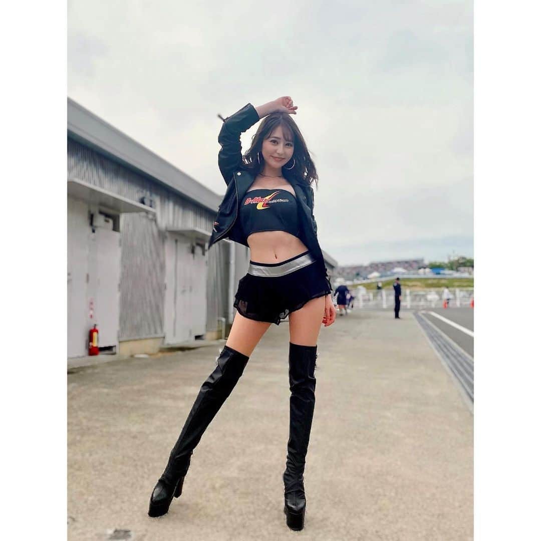 堀尾実咲のインスタグラム：「B-Max GloryGirls🚗🖤  かっこいいコスチュームも だいすき🖤🖤🖤  #bmaxracing #bmaxracingteam #superformula #sf #race #racequeen #スーパーフォーミュラ #スーパーフォーミュラ2021 #レースクイーン #レース」